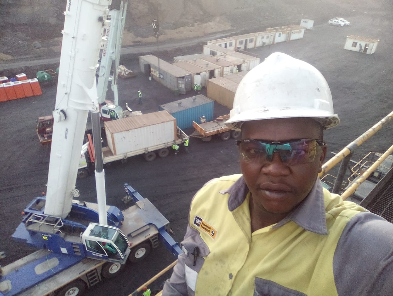 Awomi engineer overseeing a mine site rigging operation