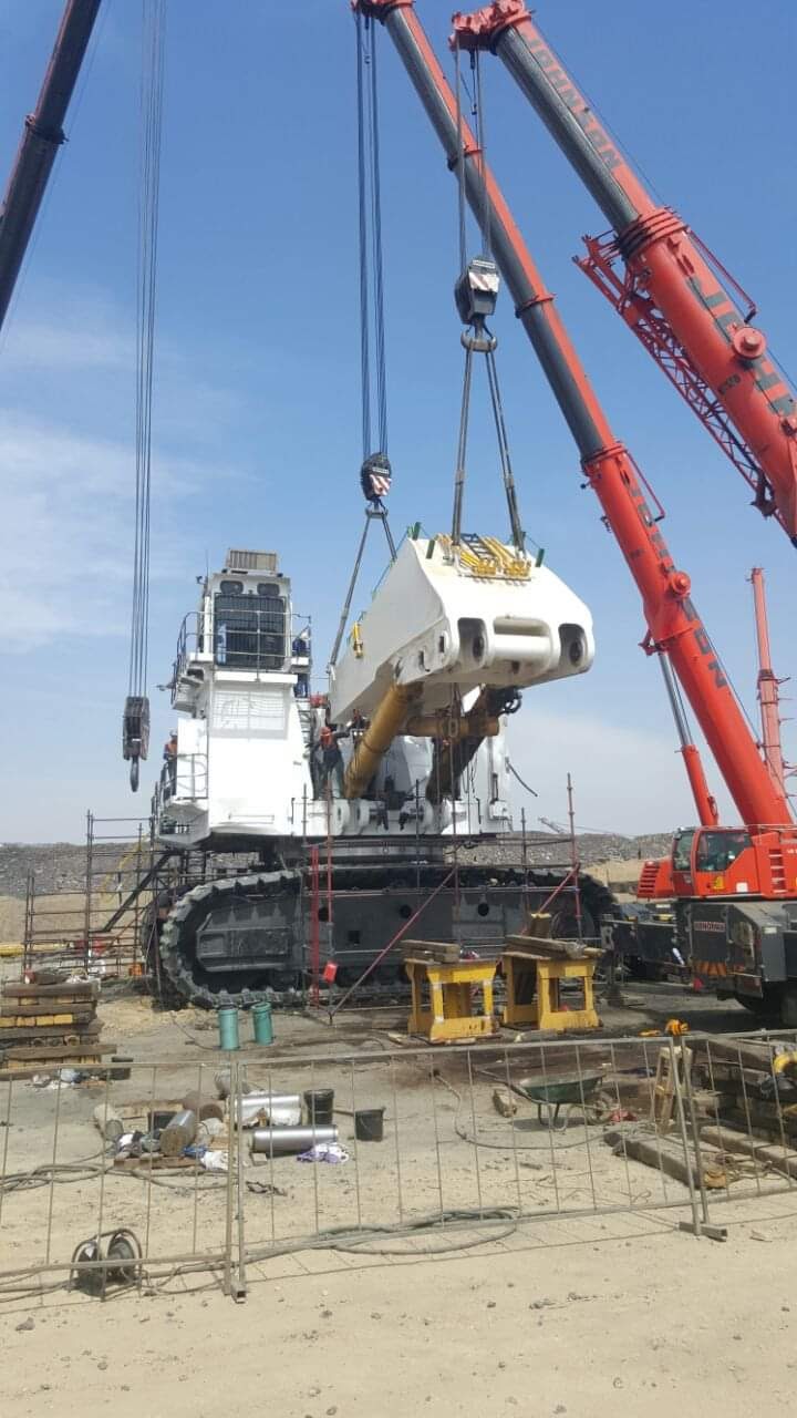 Cranes rigging a mining shovel superstructure