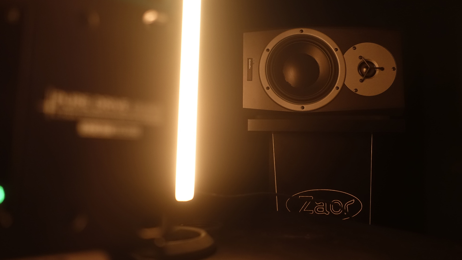 Enceinte de monitoring et éclairage chaleureux dans le studio Couleur de Son