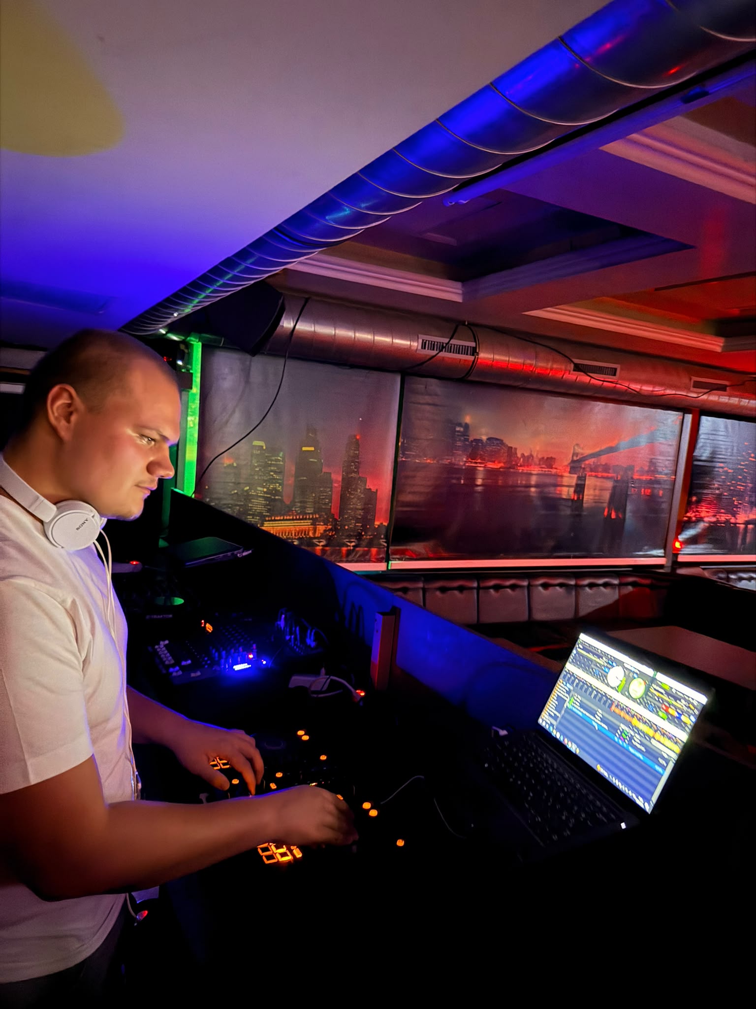 DJ Ampero za miks pultom u klubu