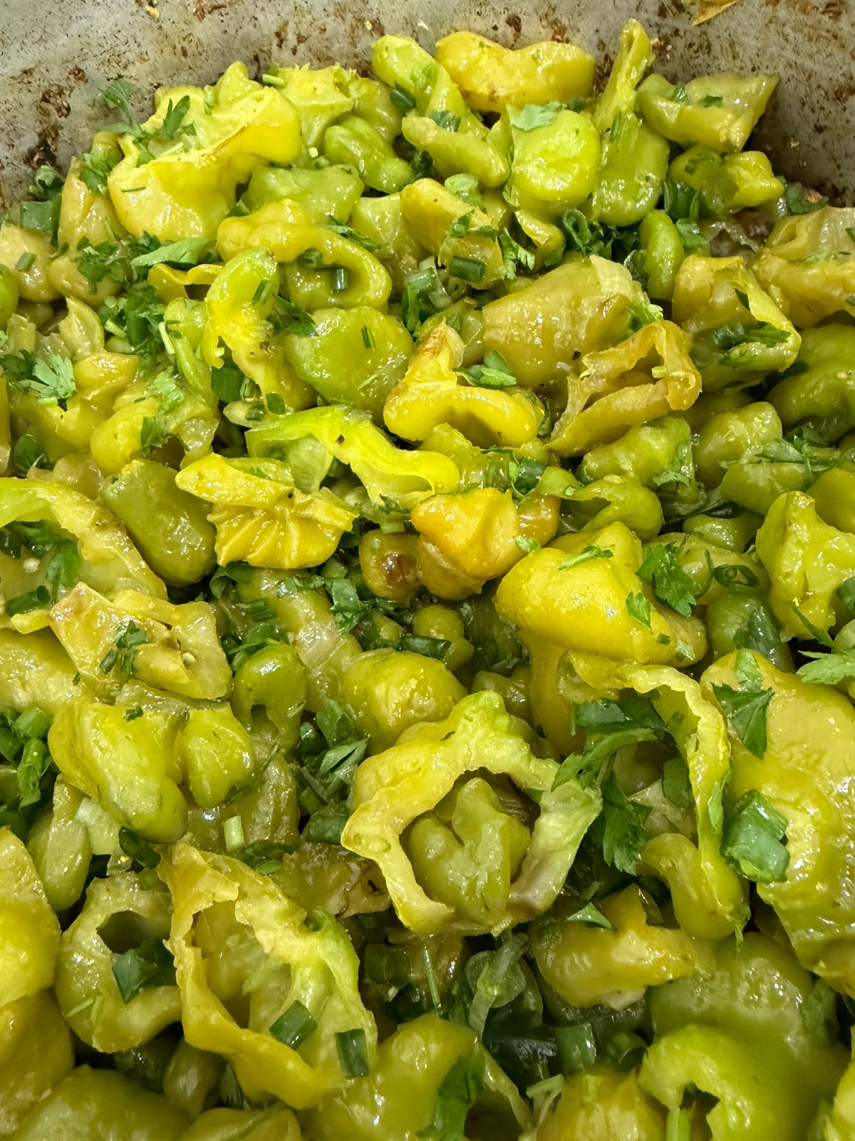 Salada de vagem e legumes frescos temperada com ervas
