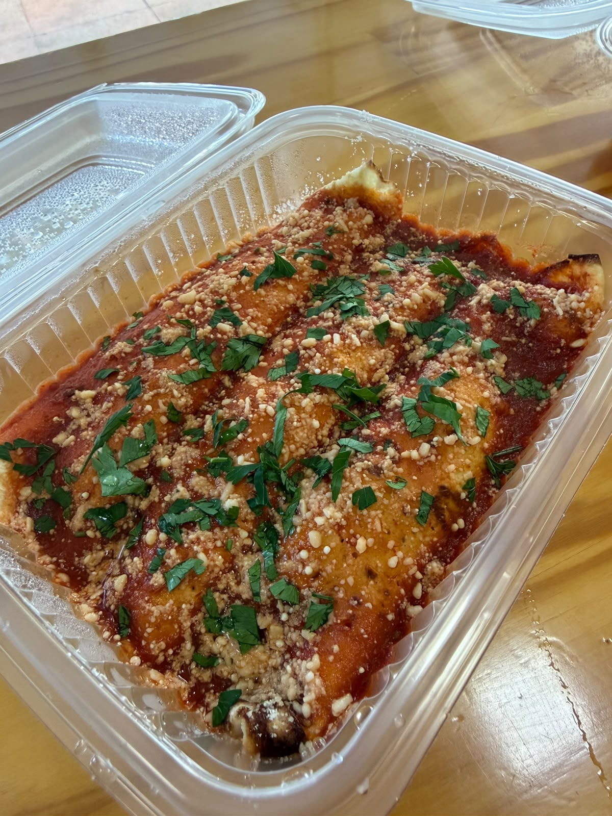 Massa gratinada ao molho de tomate com queijo e ervas