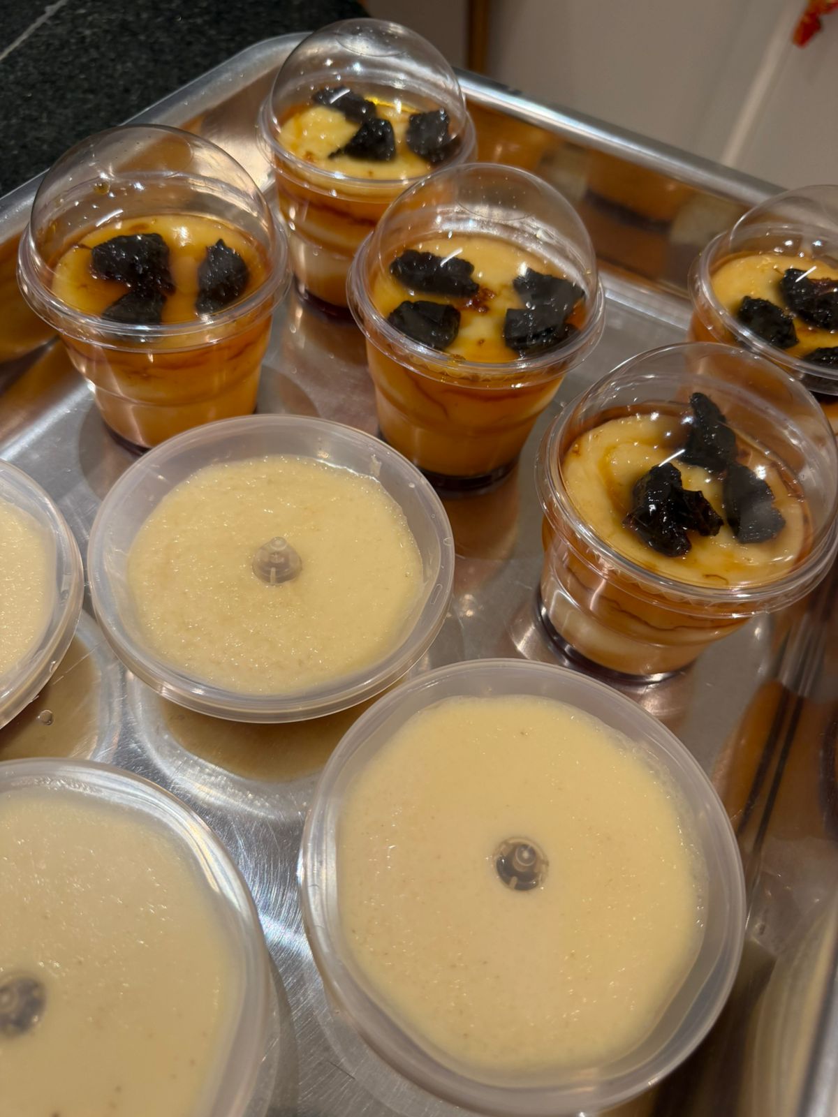 Sobremesas cremosas em potes individuais, incluindo pudim com ameixa
