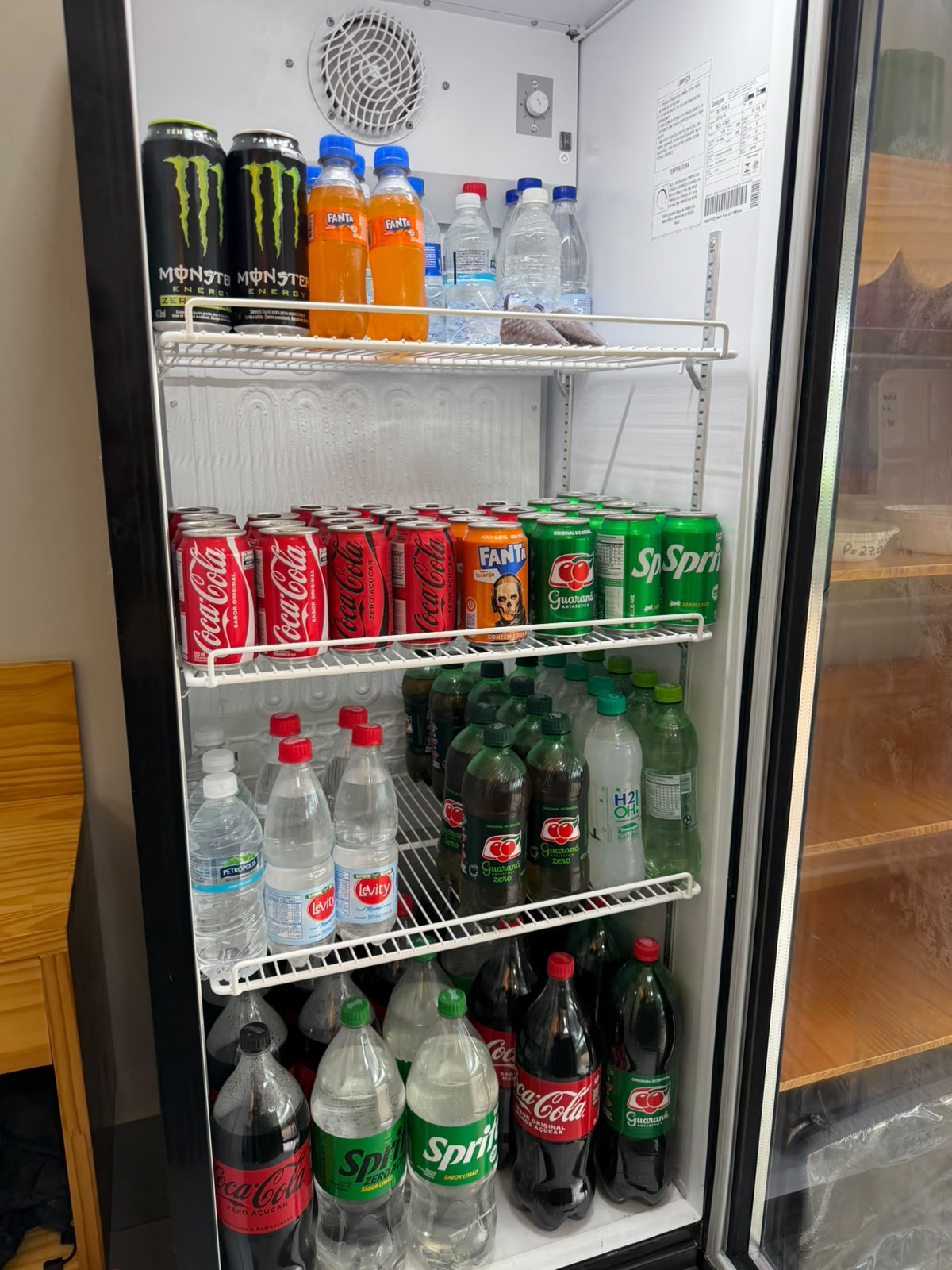 Geladeira da Marmitaria Guaporé com refrigerantes, água e bebidas geladas