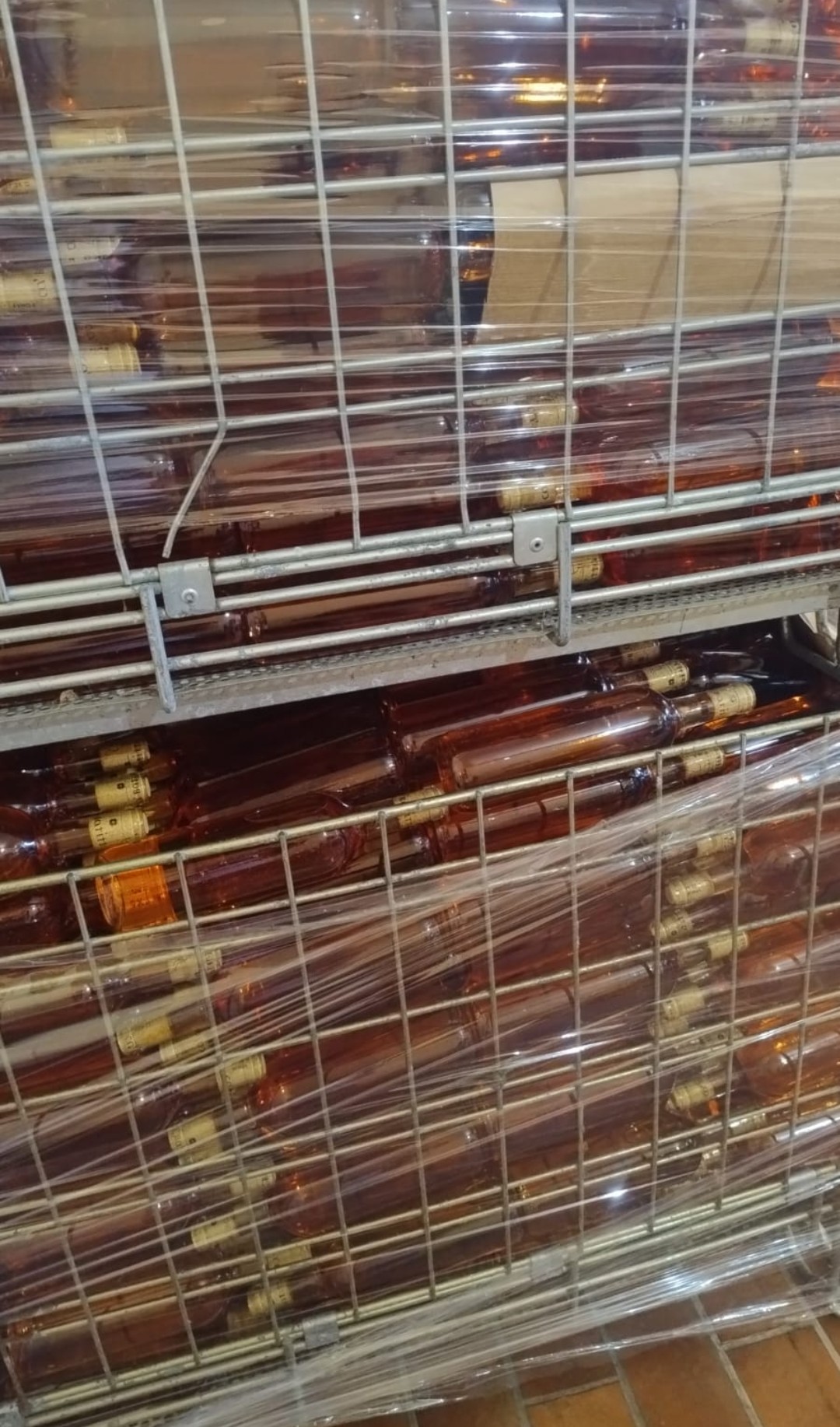 Bottiglie di vino rosato imballate
