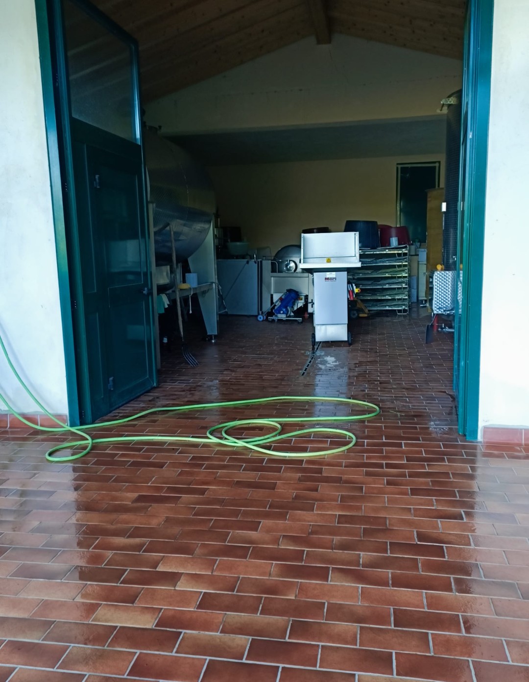 Interno della cantina con le attrezzature