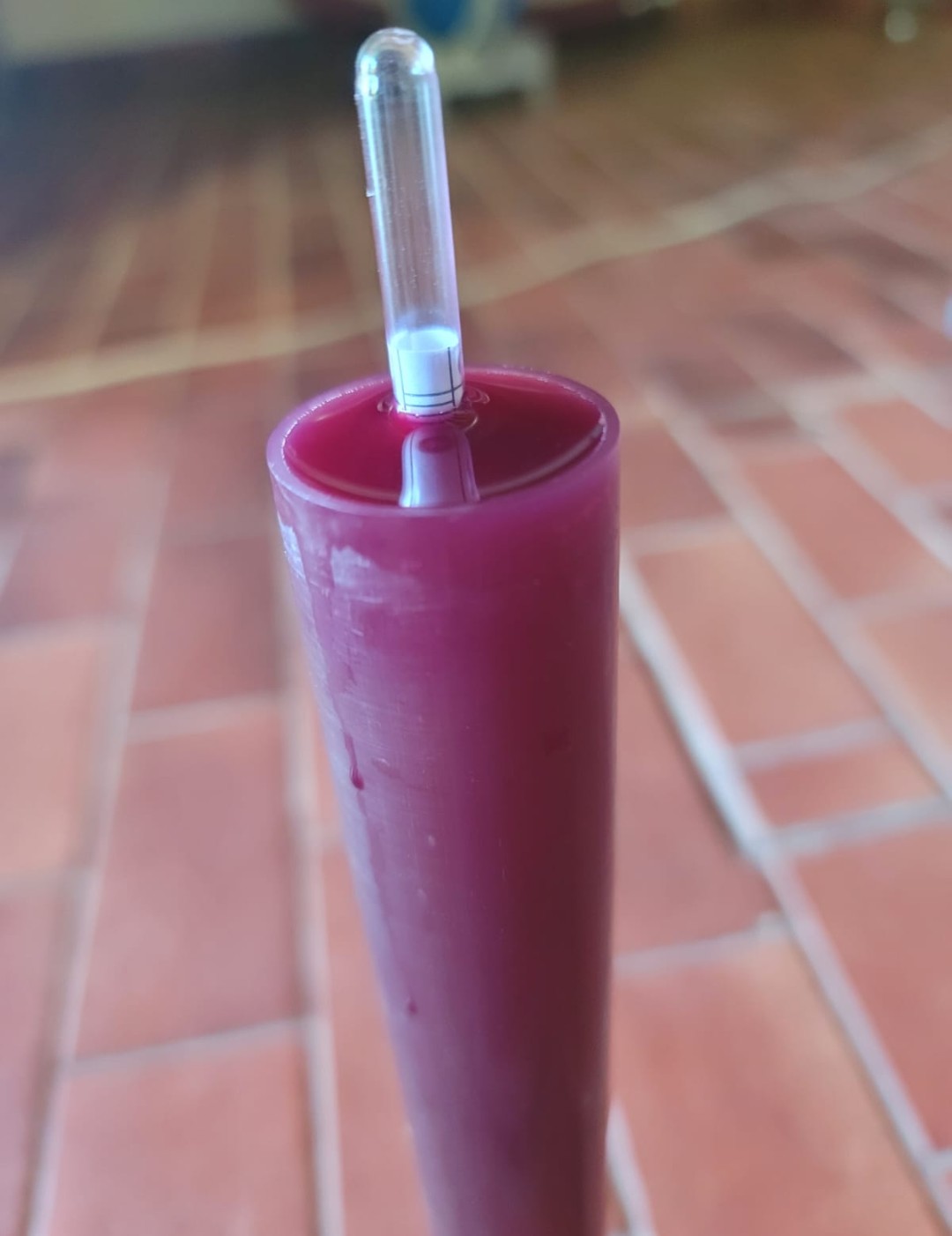 Campione di vino rosso in un cilindro graduato