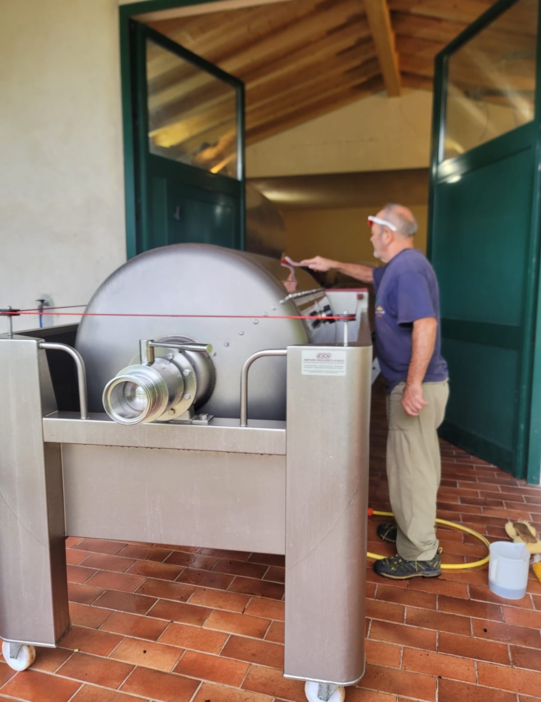 Lavorazione del vino con una macchina di cantina