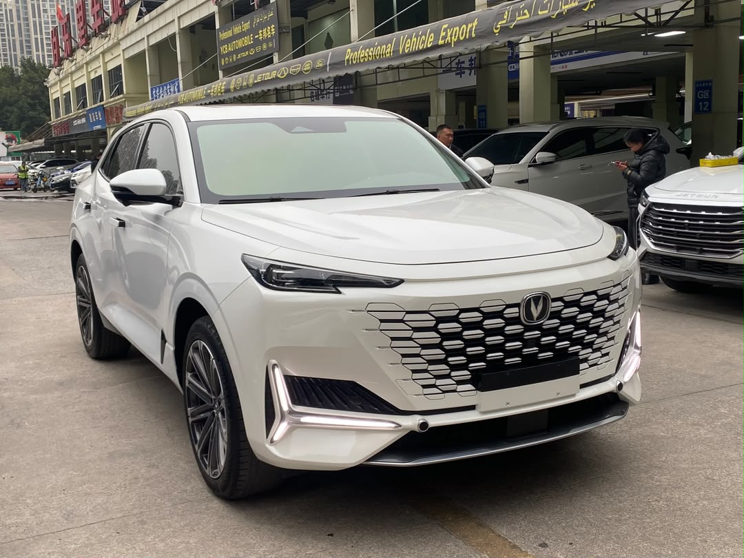 SUV blanc récent
