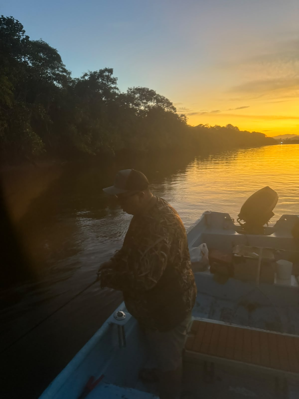 Pescador navegando al atardecer