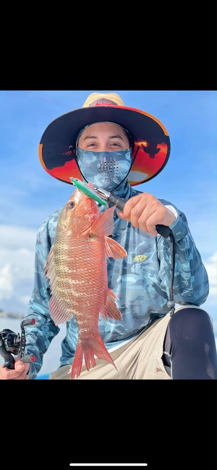 Pescador con un pargo rojo