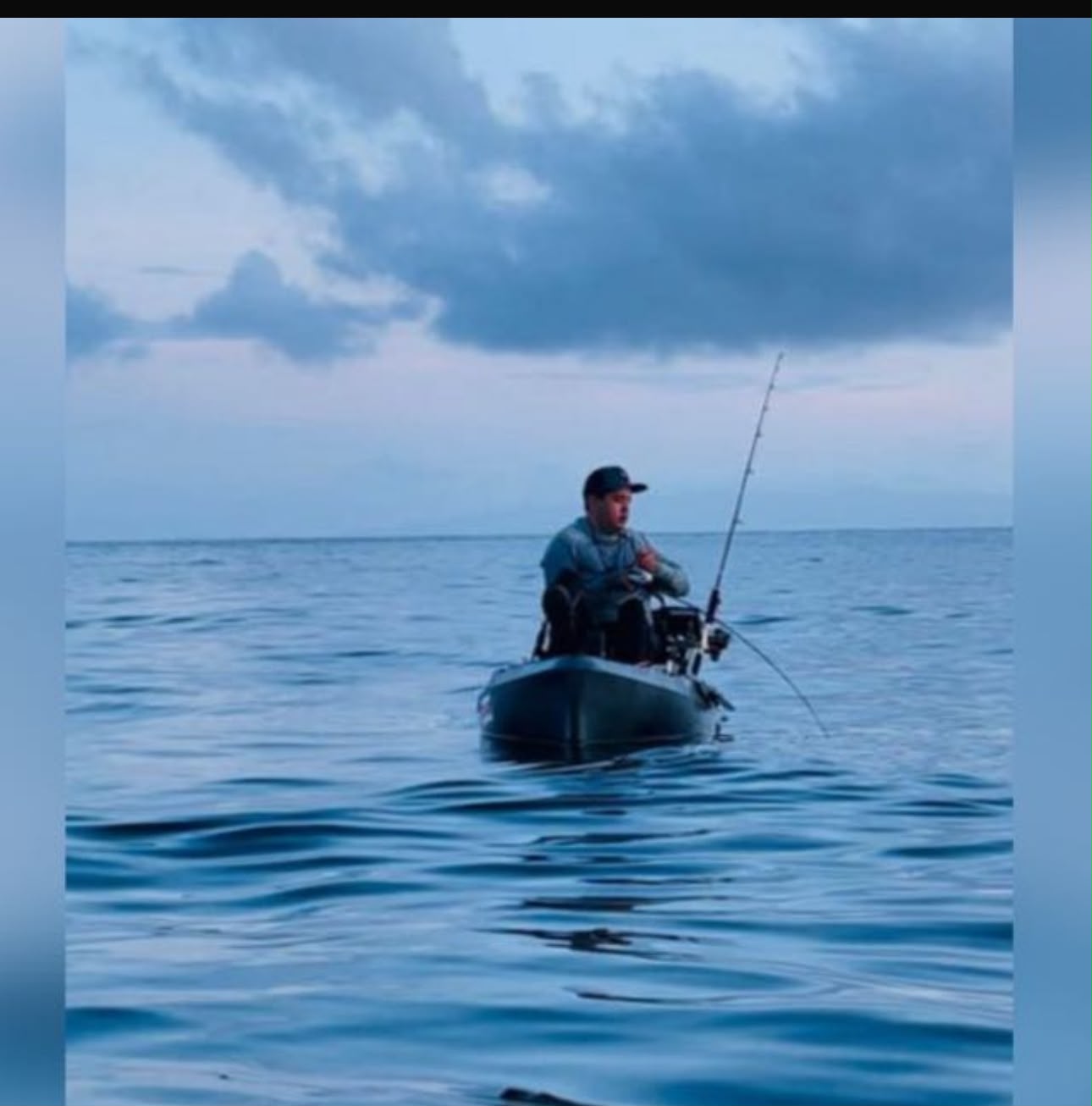 Pescador en kayak en mar abierto