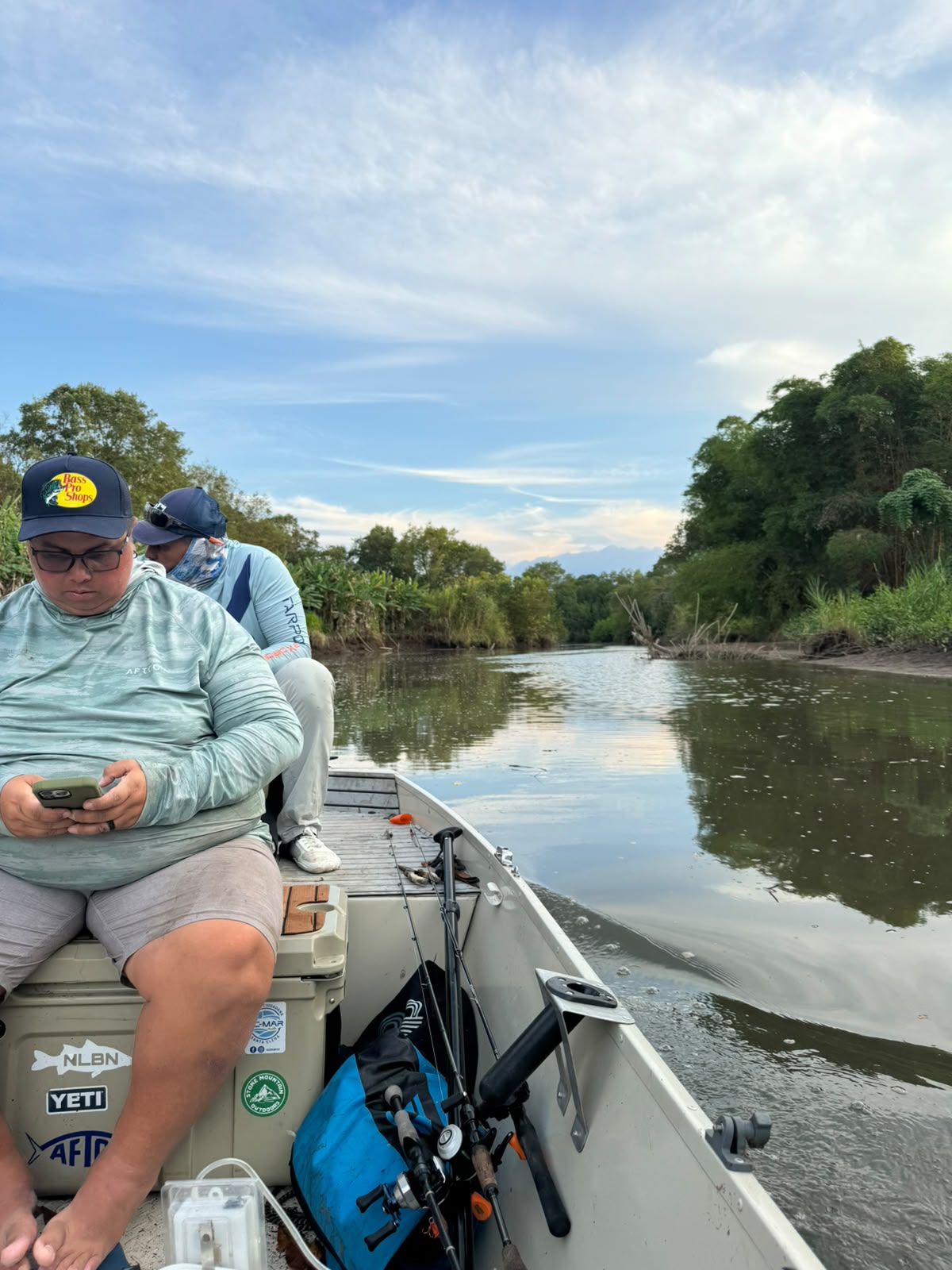 Equipo navegando por un canal