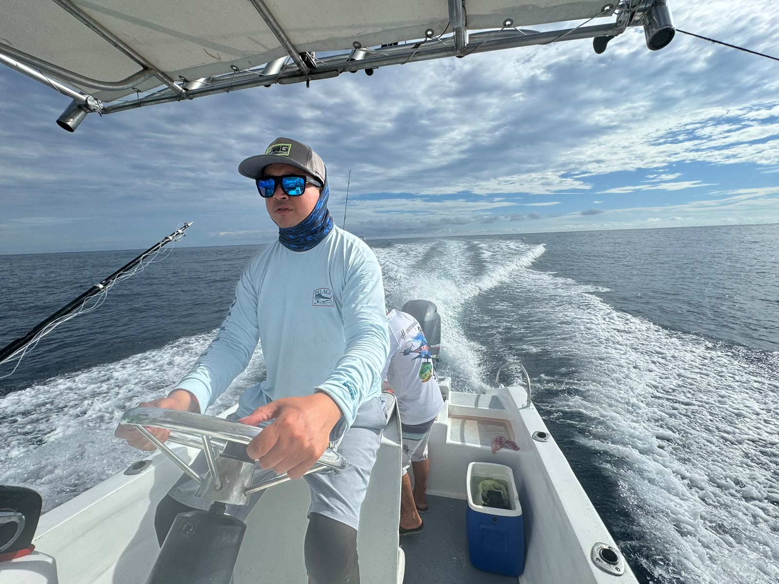 Pescador conduciendo una lancha en el océano