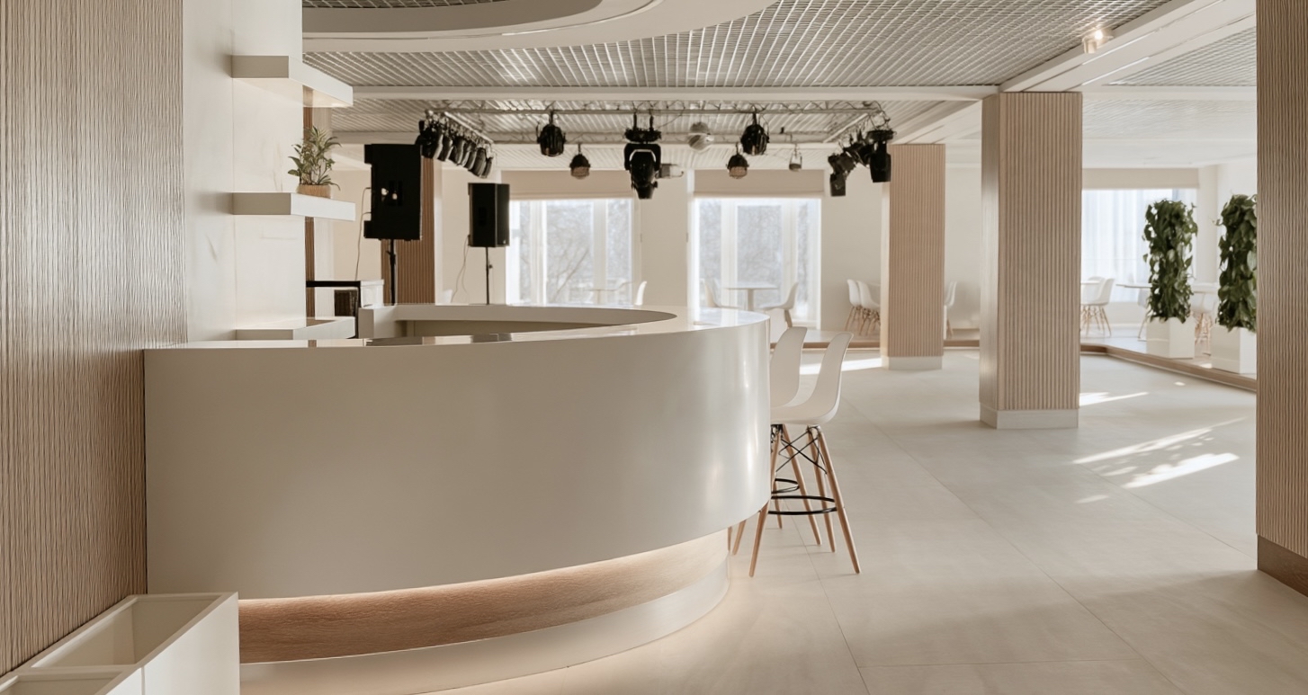Comptoir courbe dans un espace de restauration lumineux