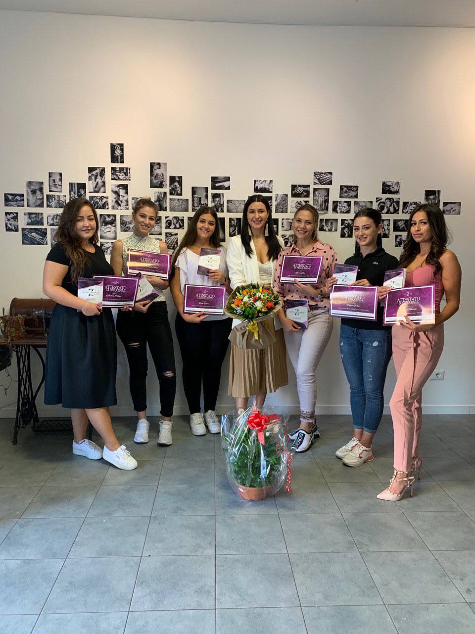 Absolventele cursului cu diplomele Attestato alături de Liliana