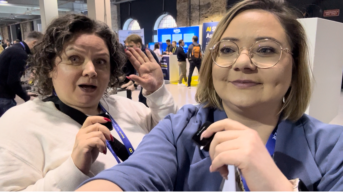 Natalie i Patrycja na konferencji AI wśród stoisk technologicznych