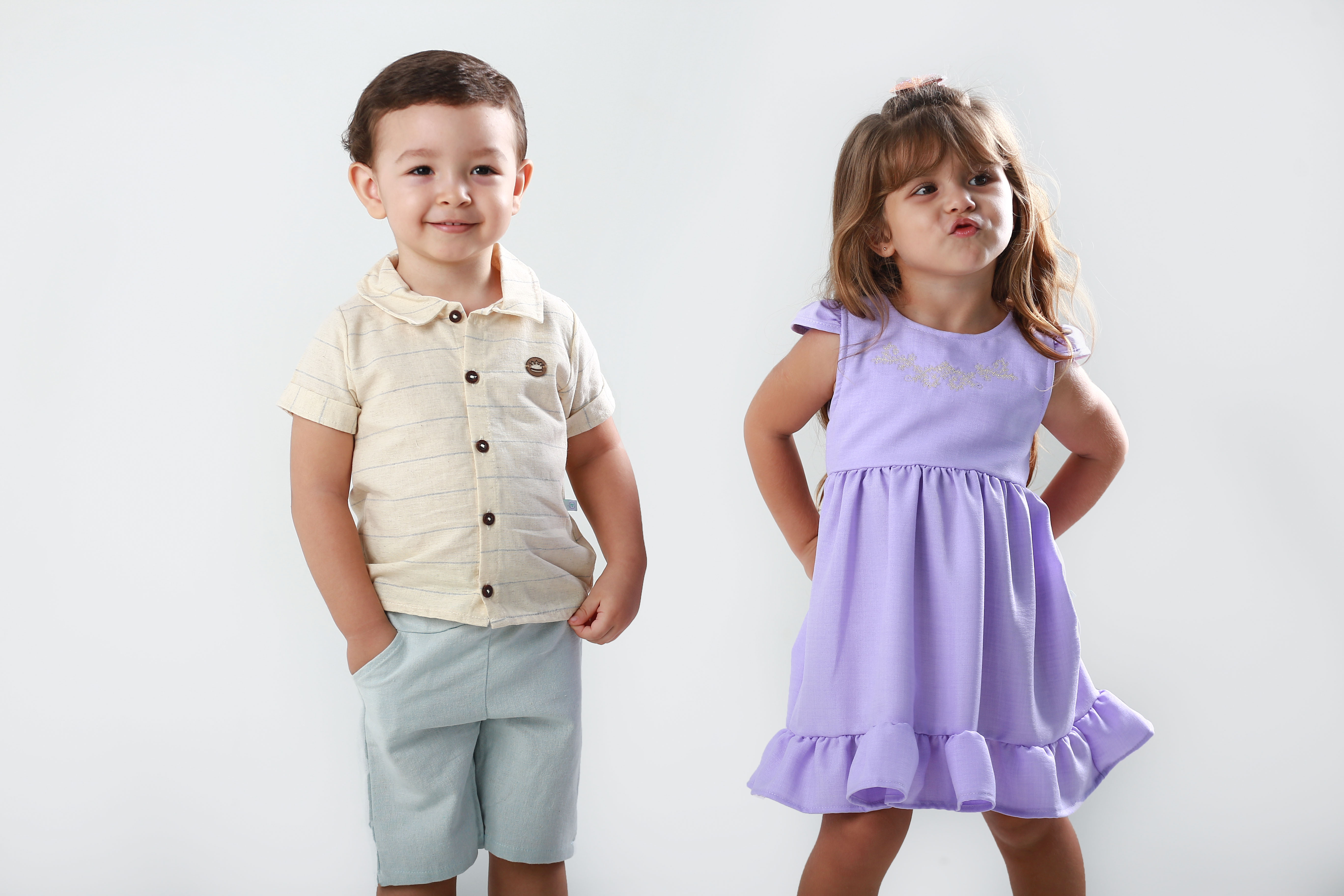 Menino e menina Molecco – camisa listrada e vestido lilás