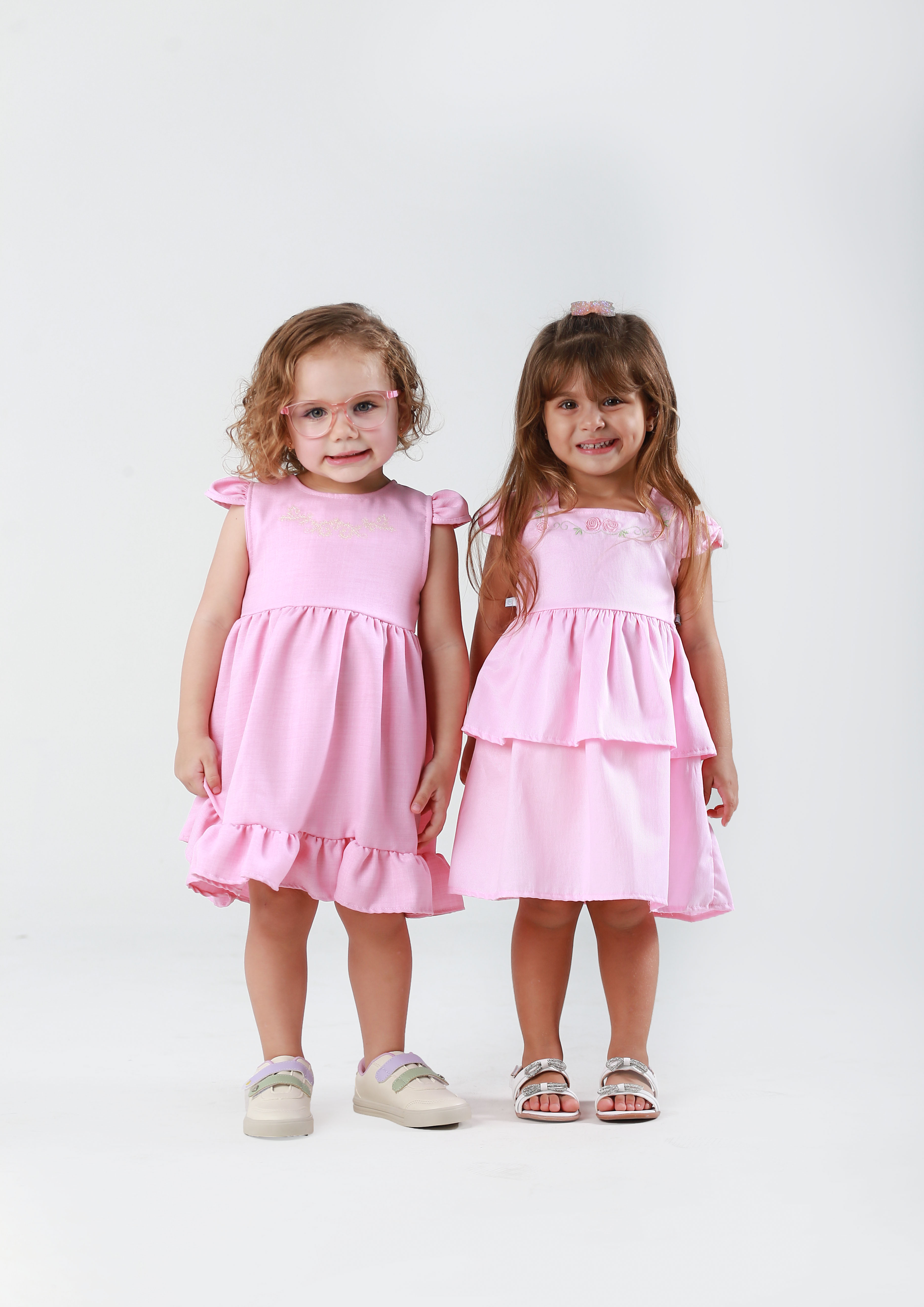 Duas meninas com vestidos rosa Molecco look completo