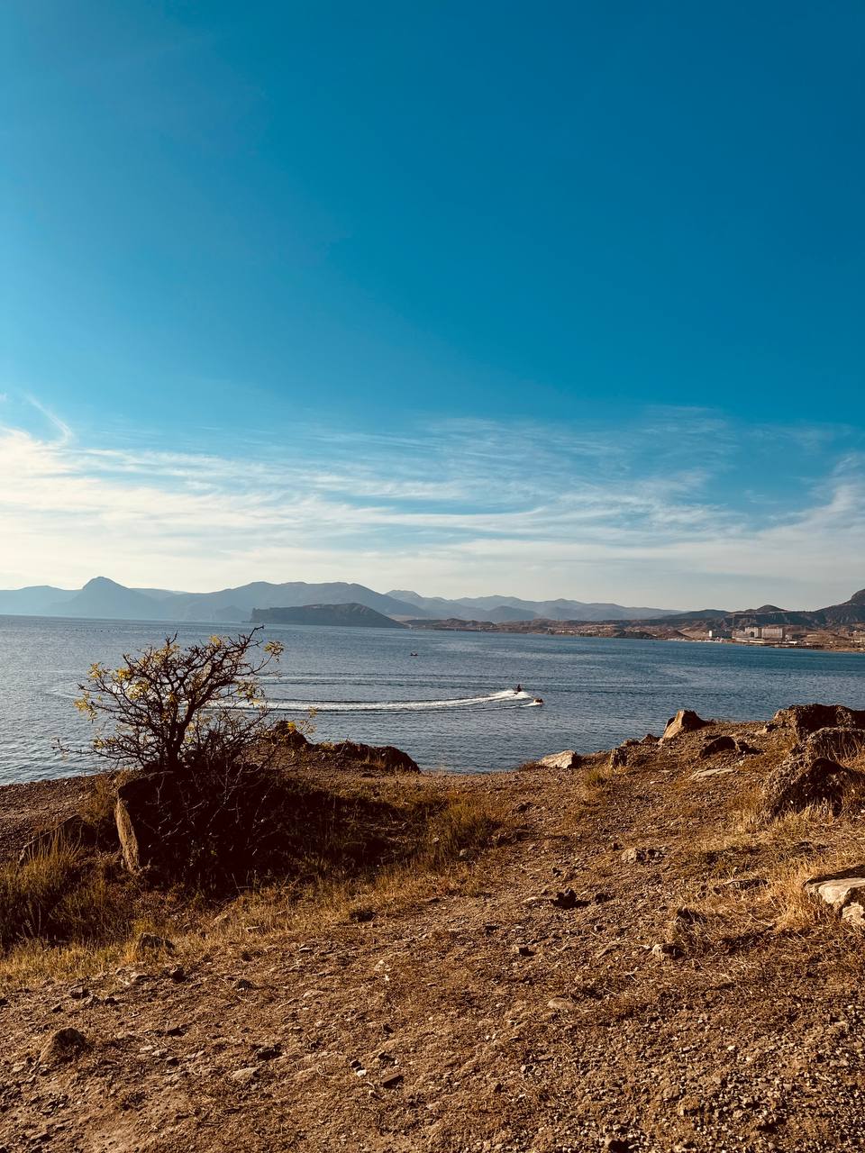 Закатный вид на море с горами