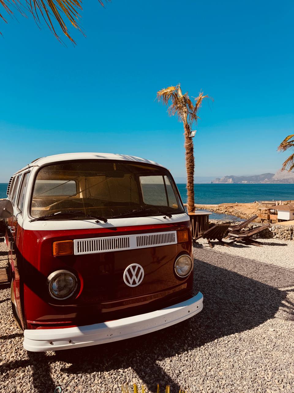 Красный VW фургончик на пляже