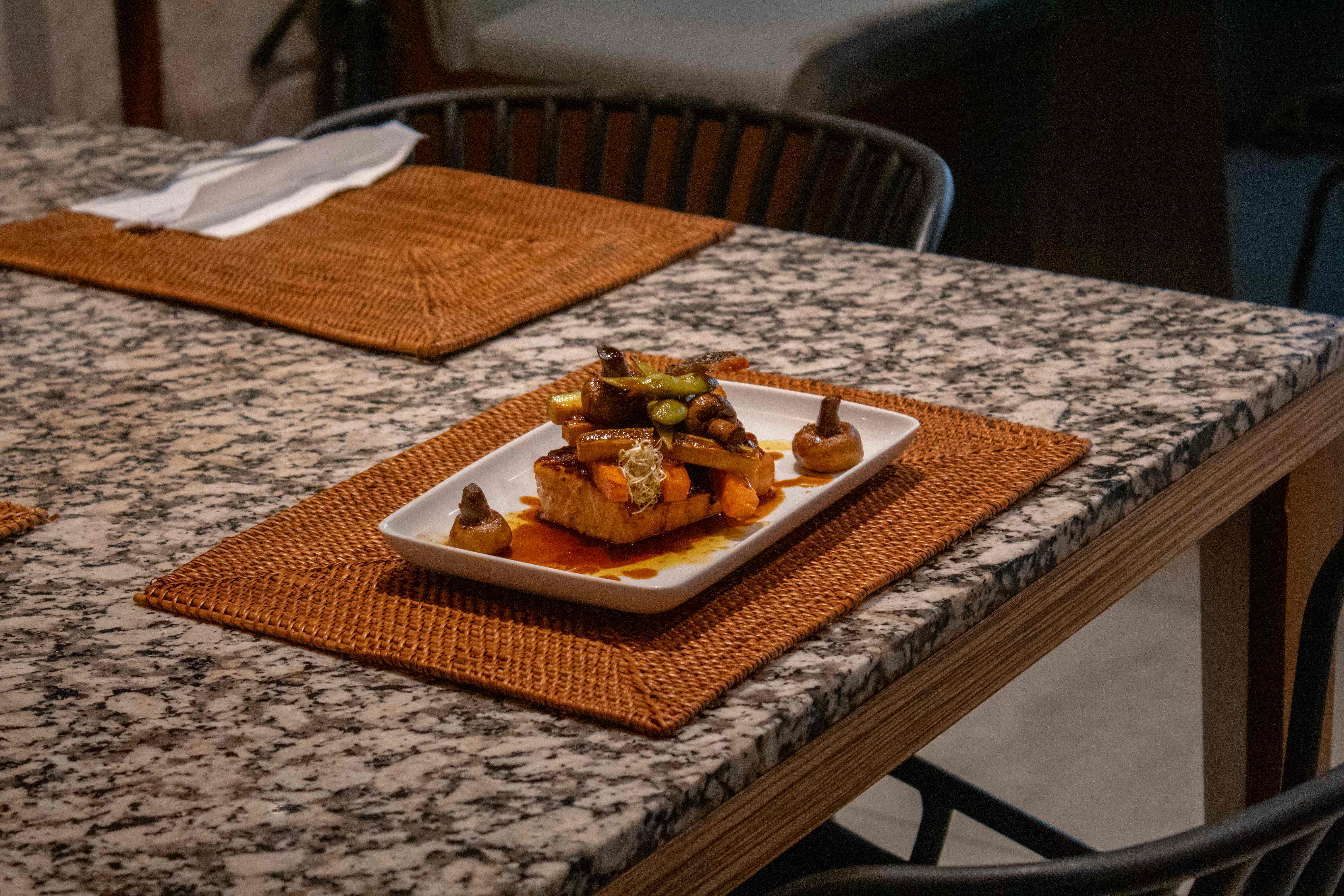 Plato gourmet con presentación artística