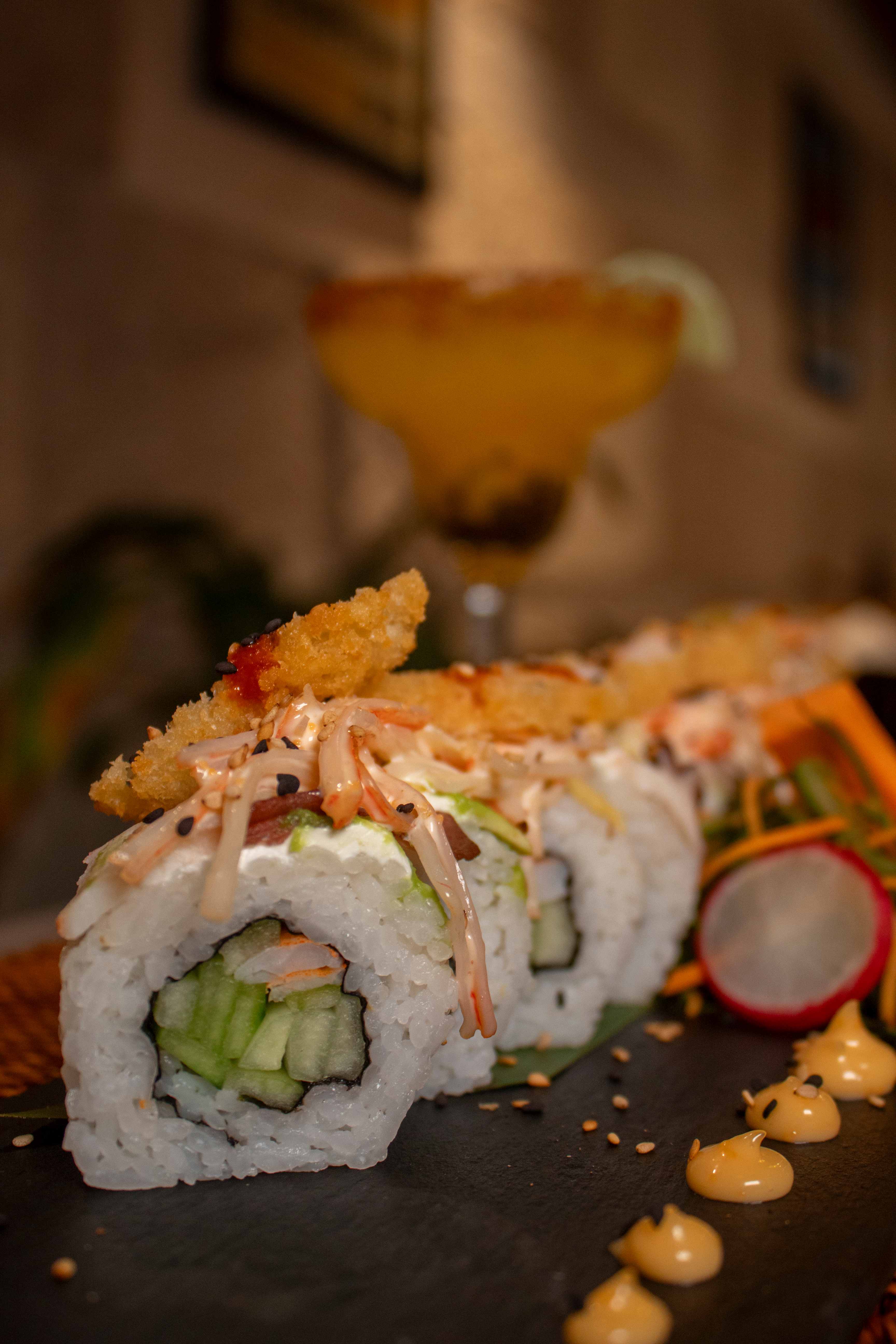 Sushi roll con cobertura tempura