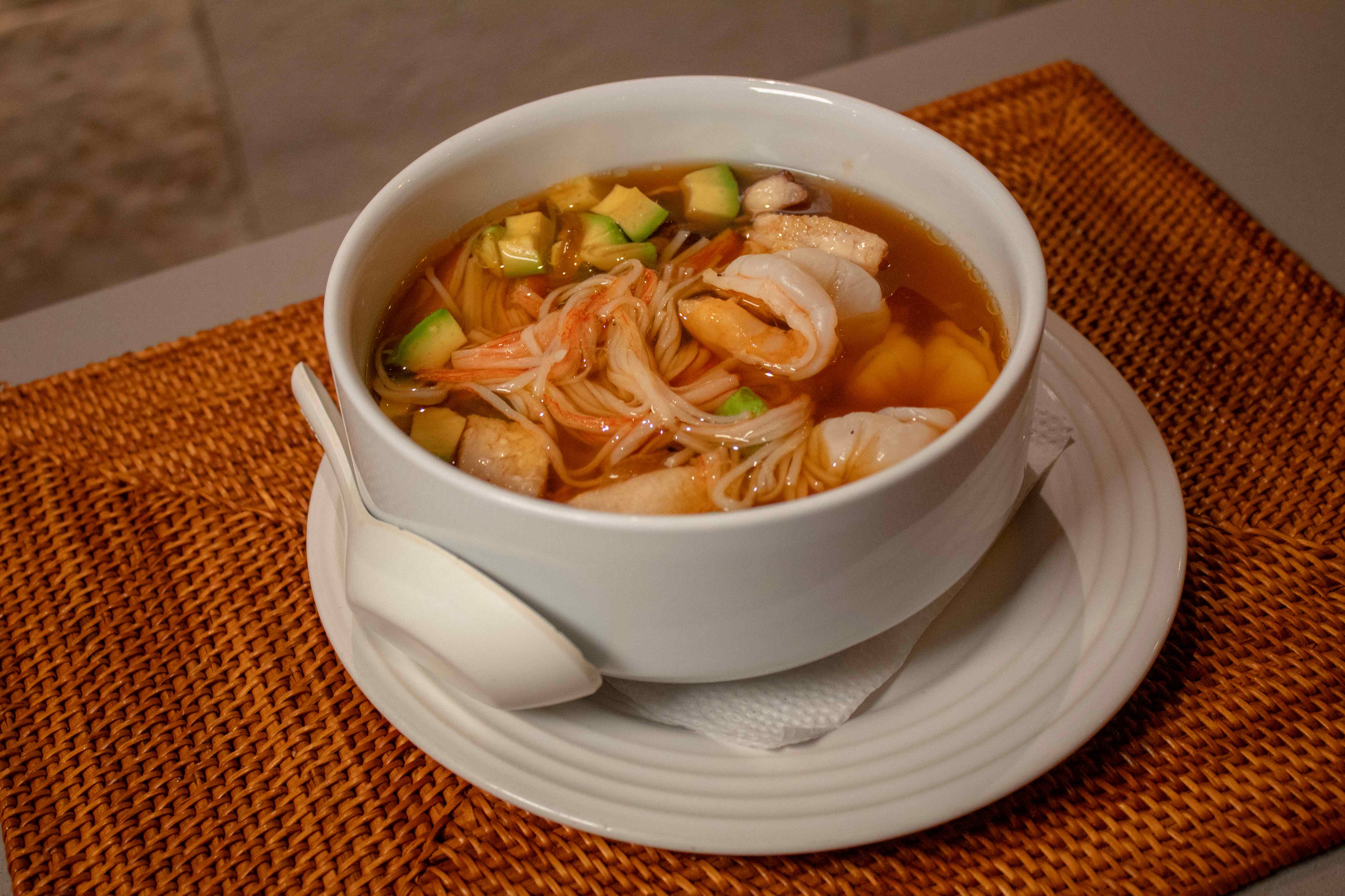 Sopa de fideos asiática