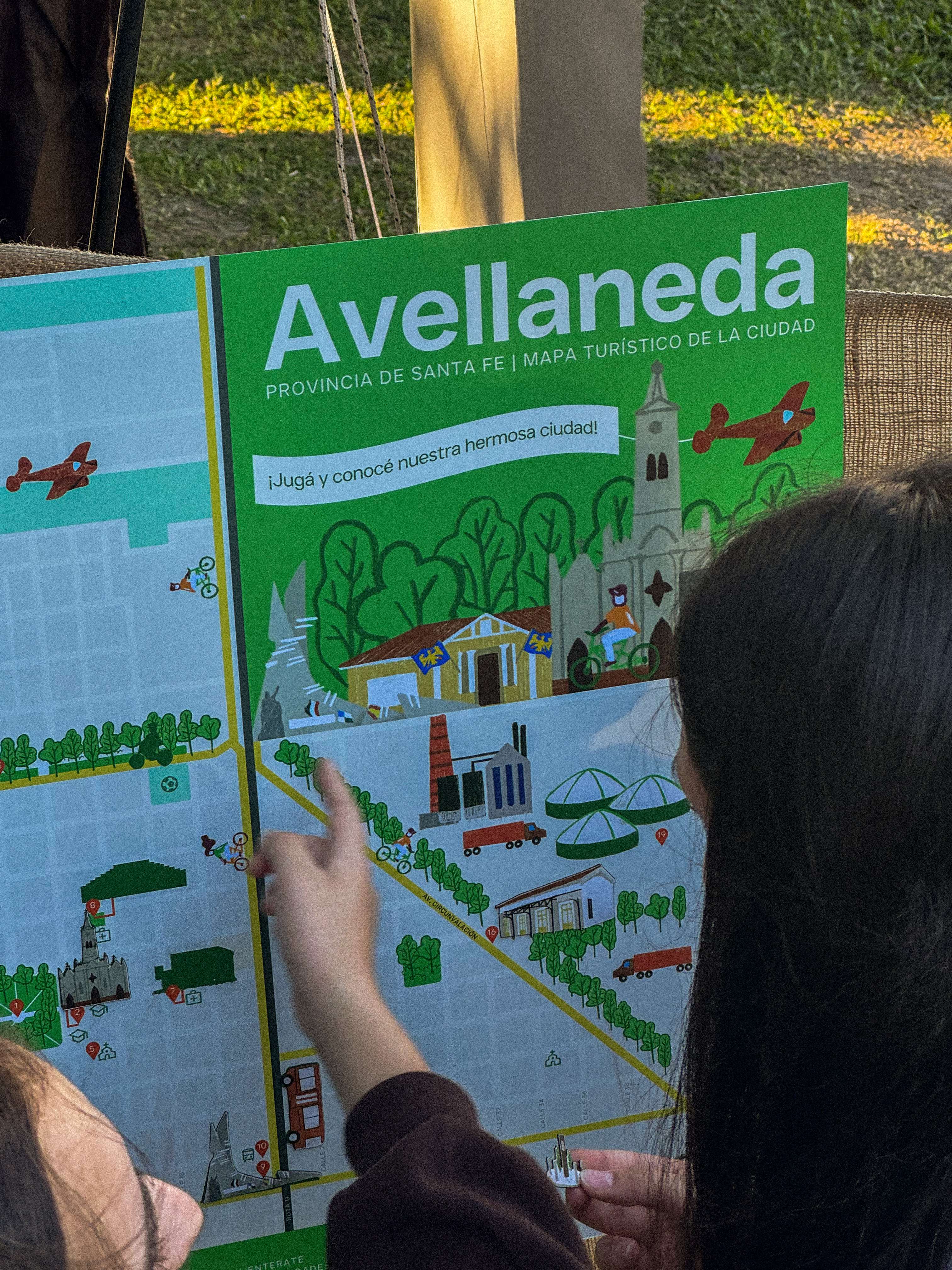 Mapa turístico Avellaneda - Persona señalando el mapa gigante