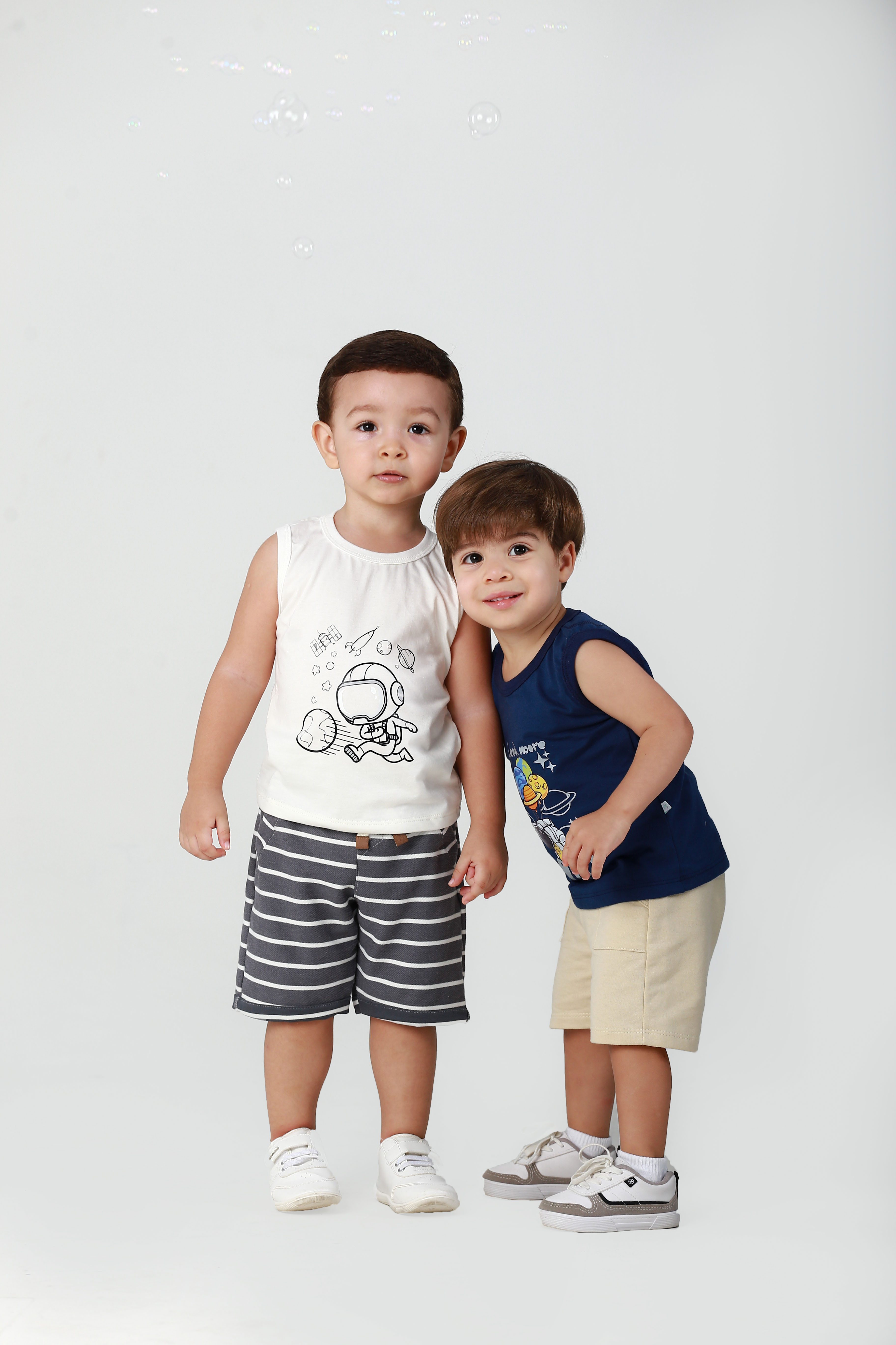Dois meninos Molecco – regatas astronauta