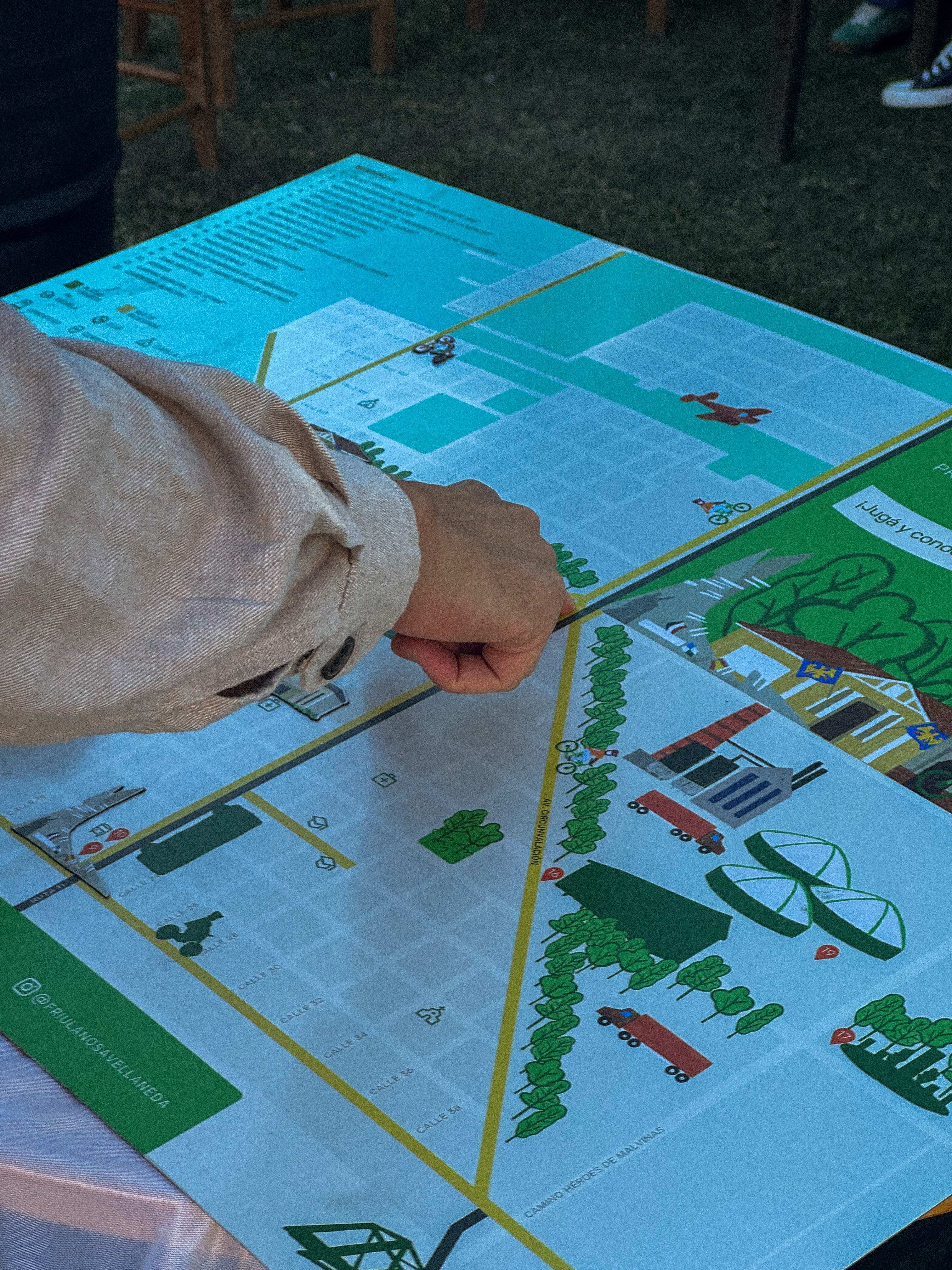 Mapa turístico Avellaneda - Mano señalando el mapa desplegado