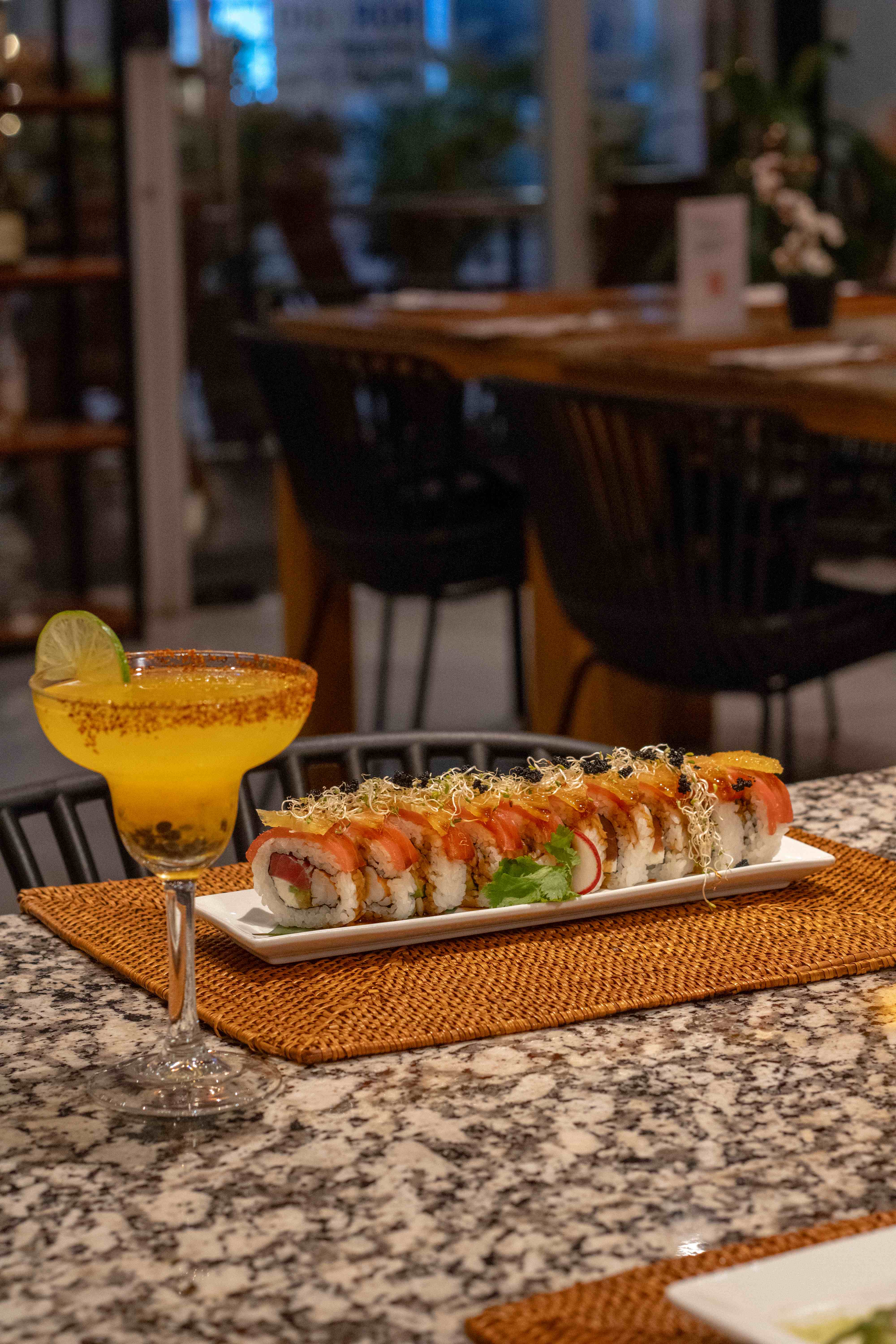 Sushi roll con bebida fresca