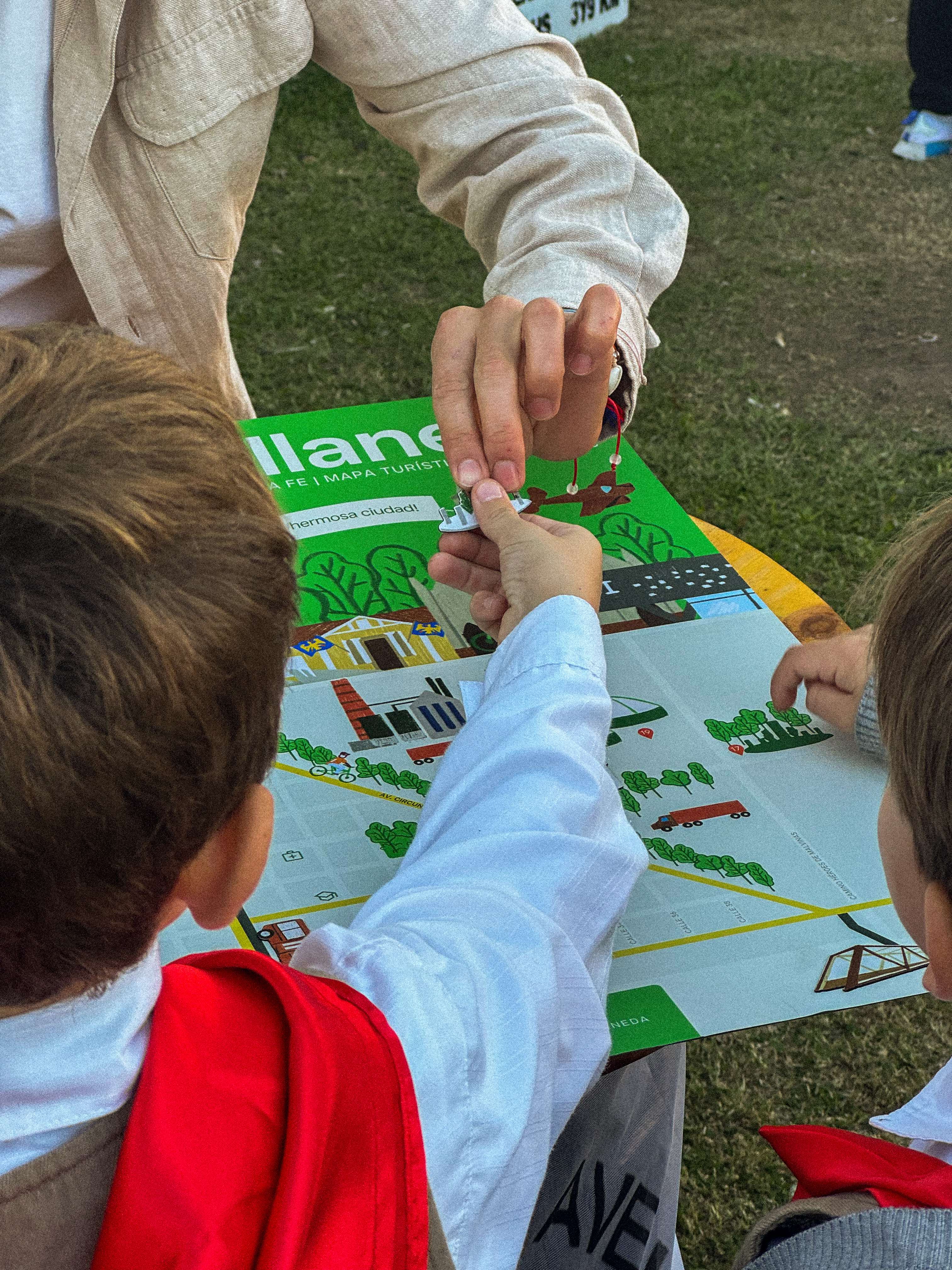 Mapa turístico Avellaneda - Niños interactuando con el mapa