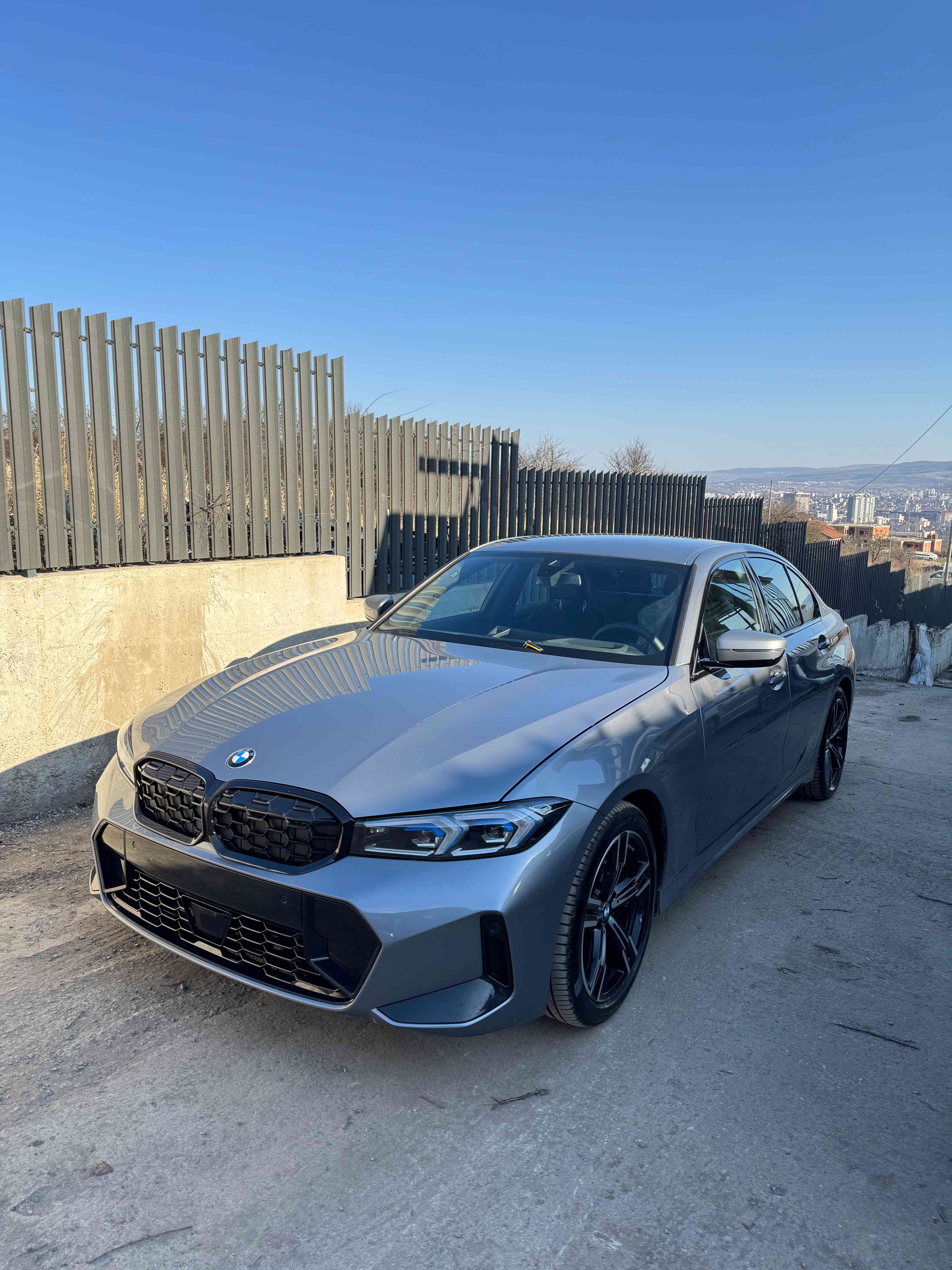 BMW gri finalizat după lucrări de vopsitorie