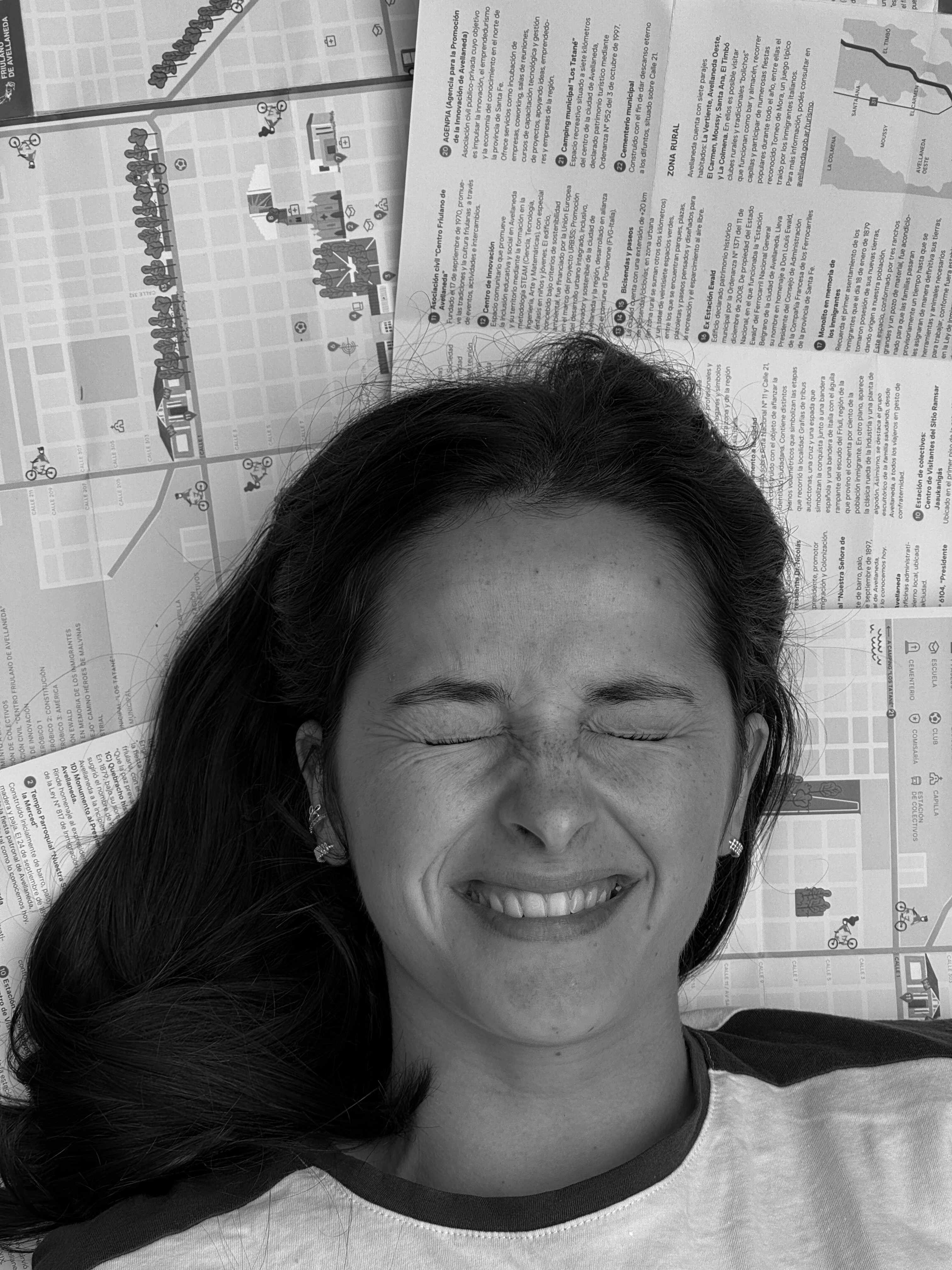 Mapa turístico Avellaneda - Retrato blanco y negro sonriendo