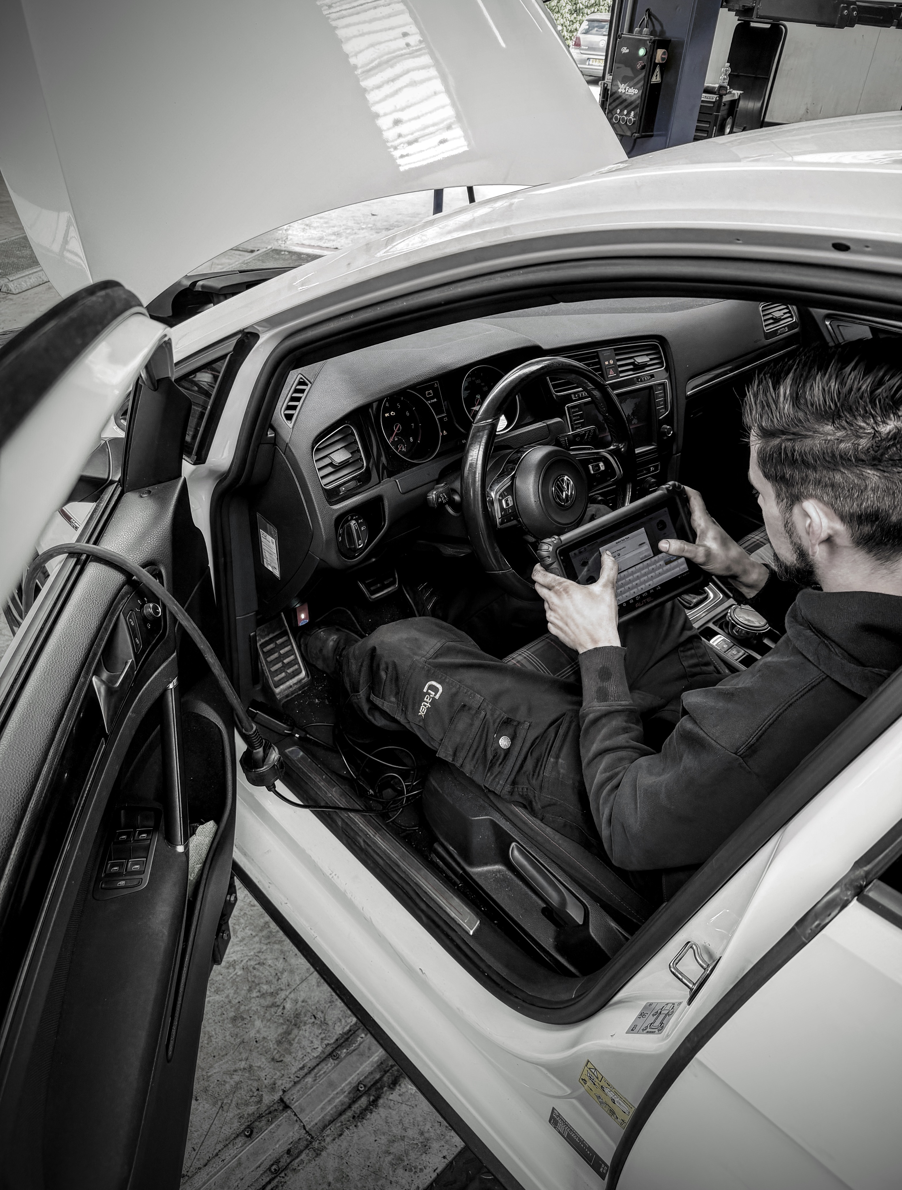 Monteur stelt een Volkswagen af met diagnoseapparatuur