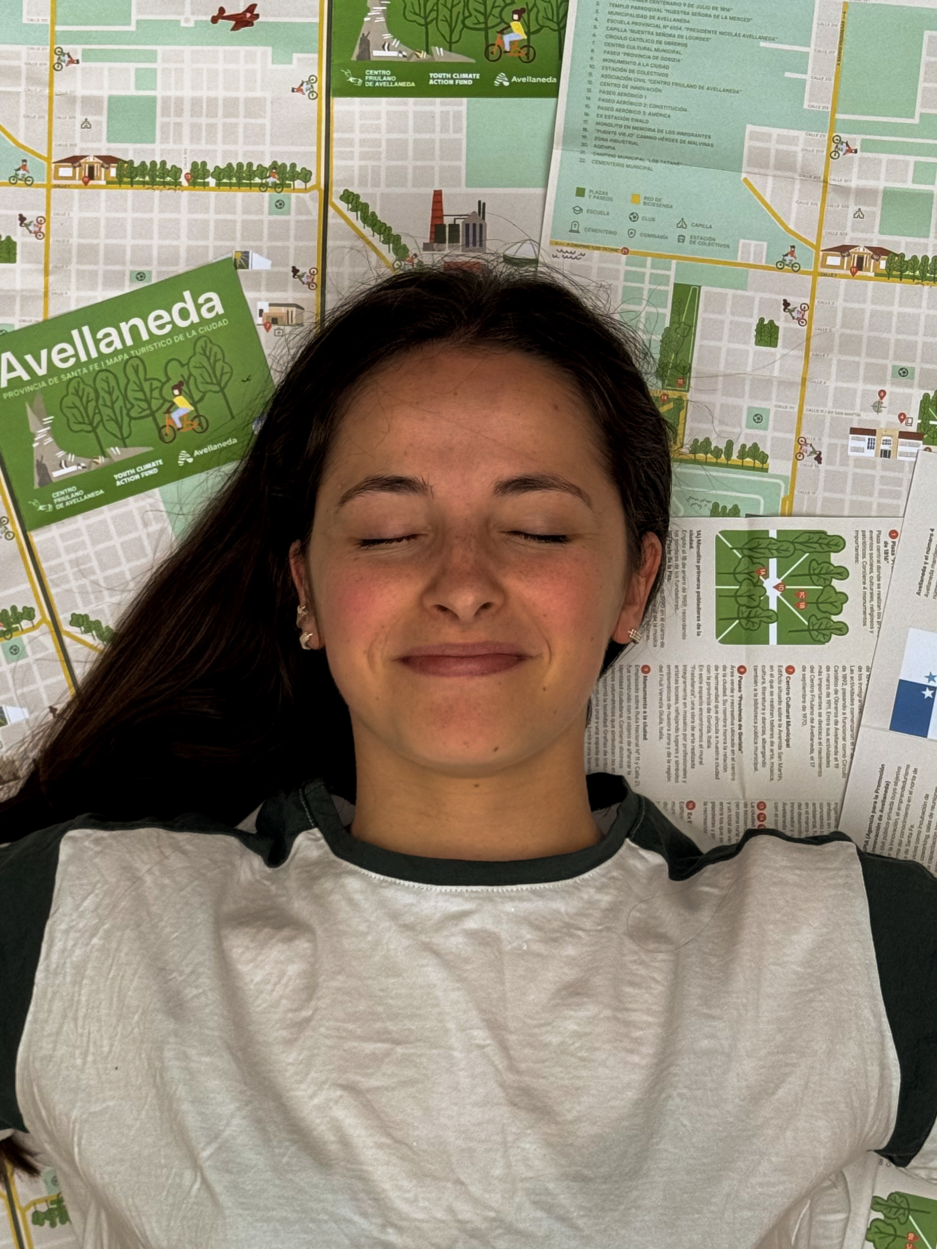 Mapa turístico Avellaneda - Retrato sonriendo con ojos cerrados