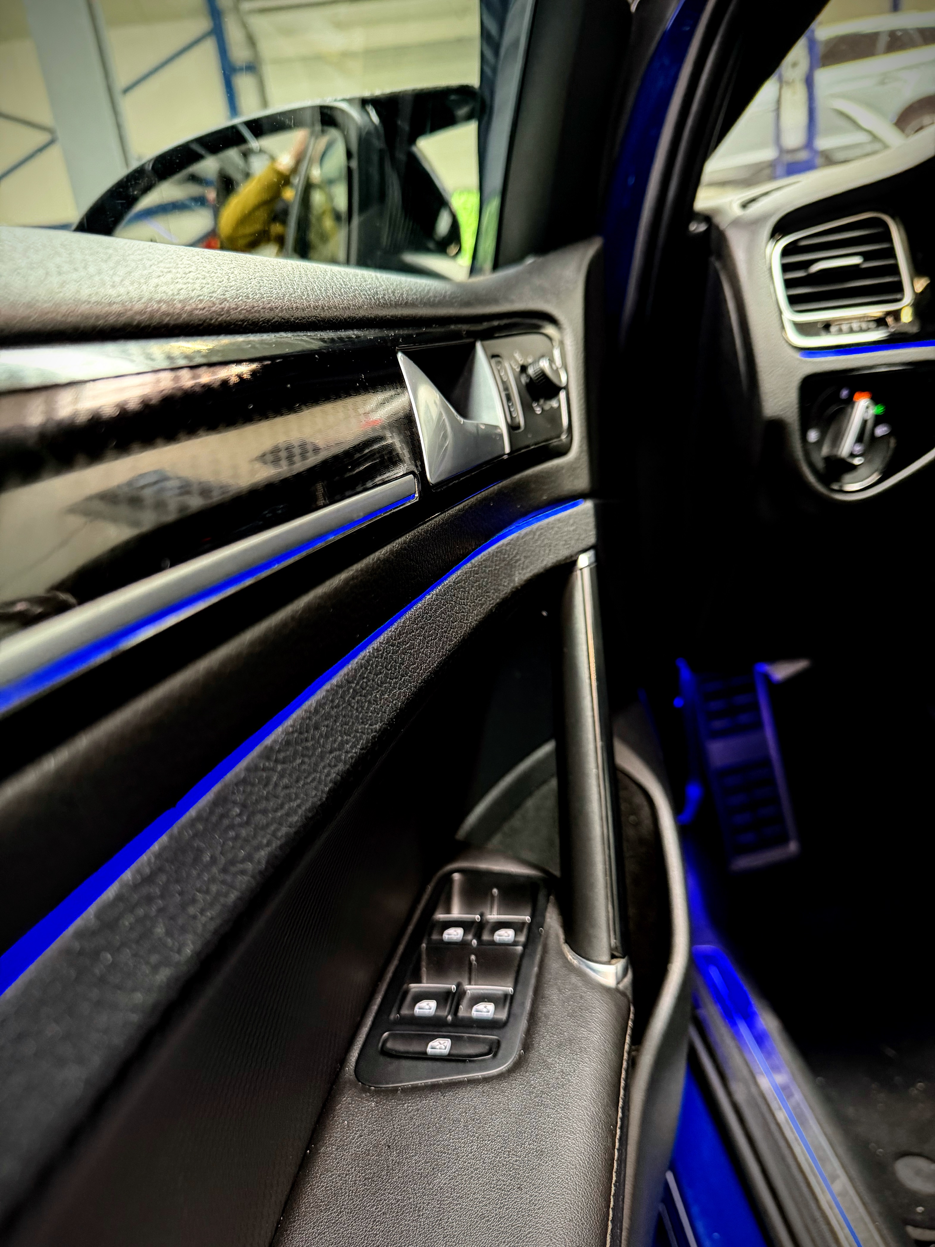 Interieur van een blauwe Volkswagen met sfeerverlichting