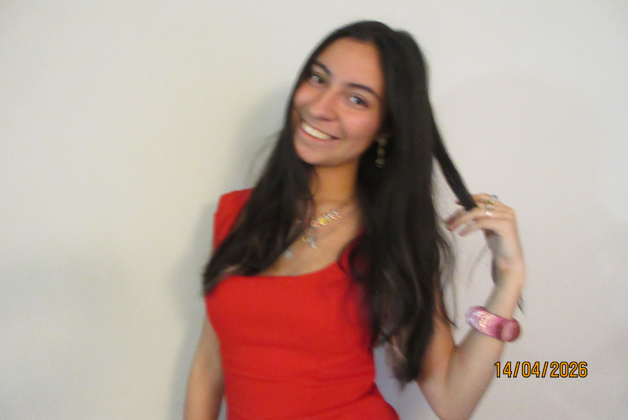 Sofía Acuña en robe rouge