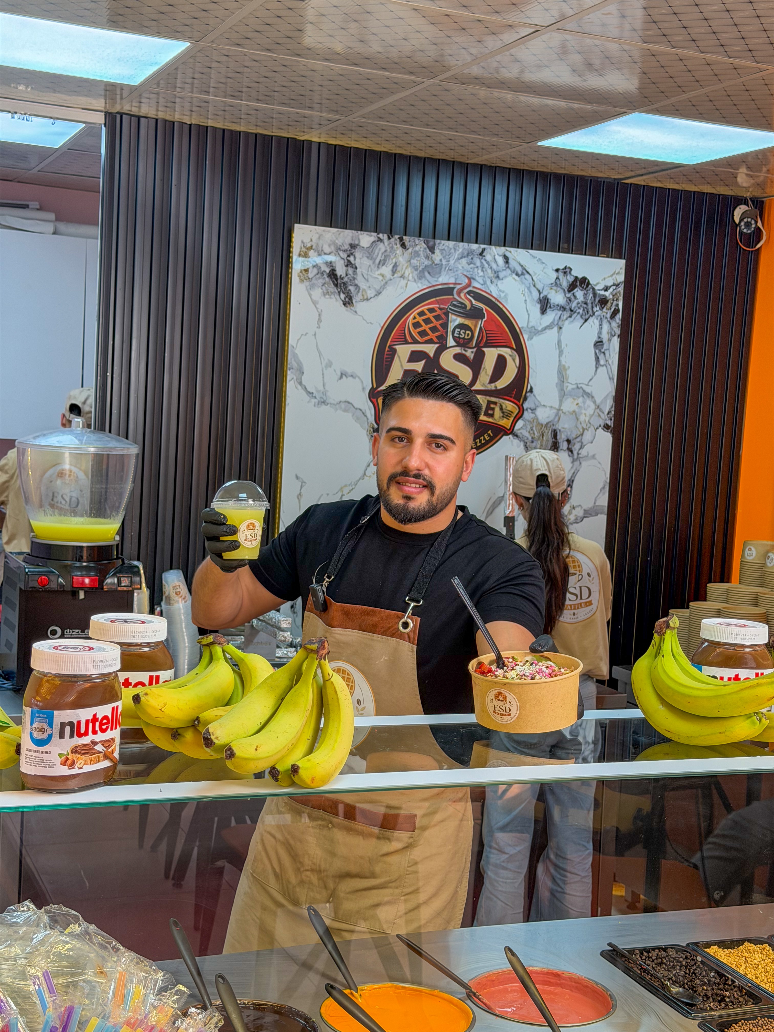 ESD Waffle personeli içecek ve tatlı sunuyor