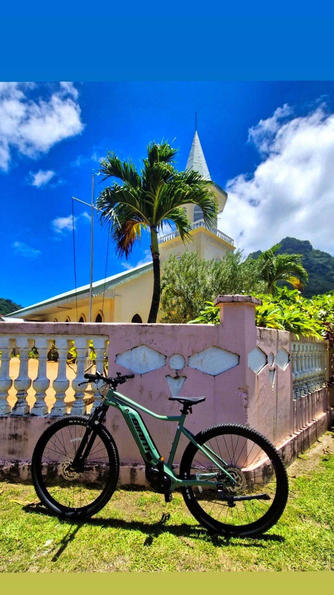 Vélo électrique devant l'église de Bora Bora