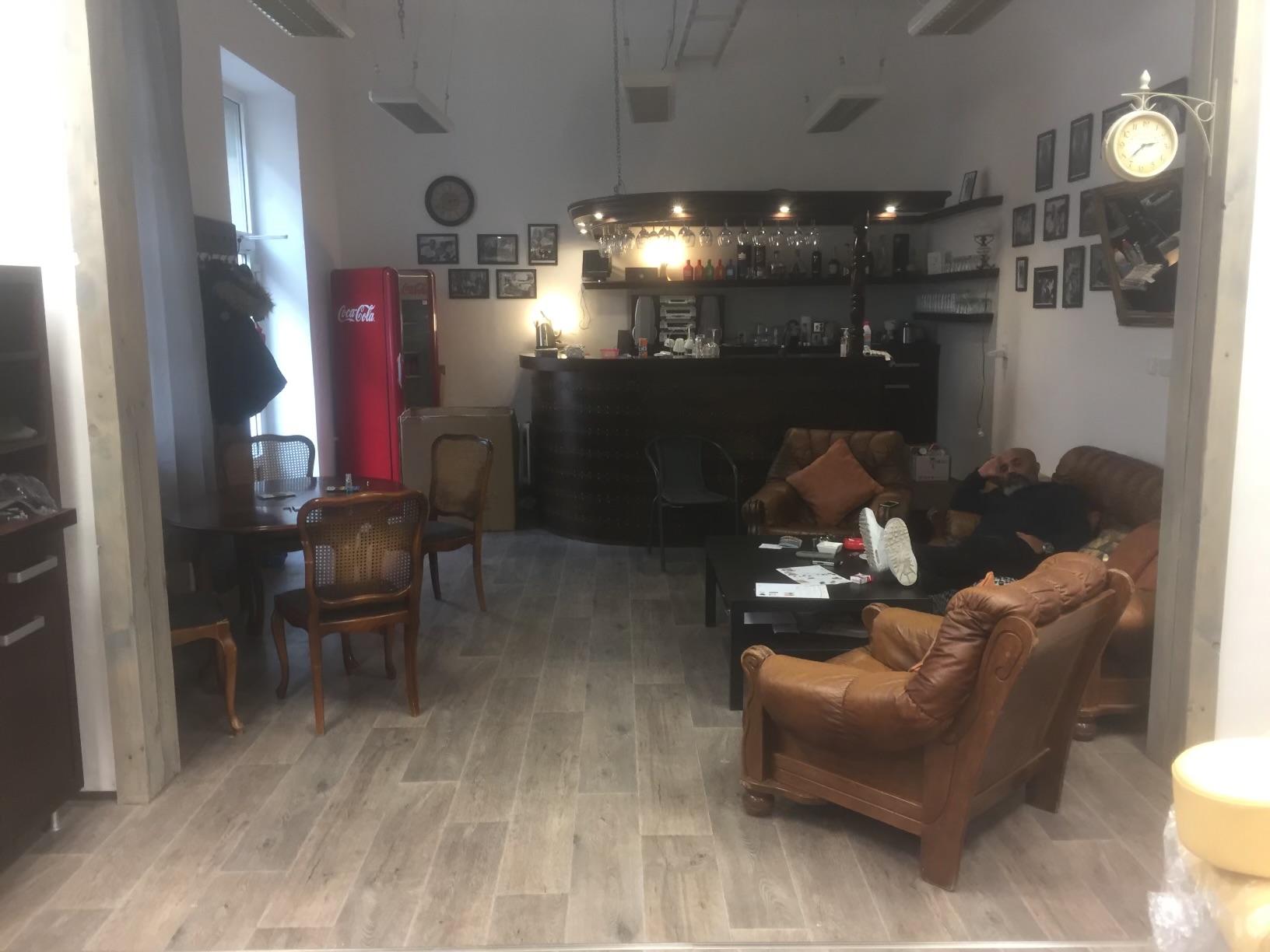 Lounge zóna v barbershopu