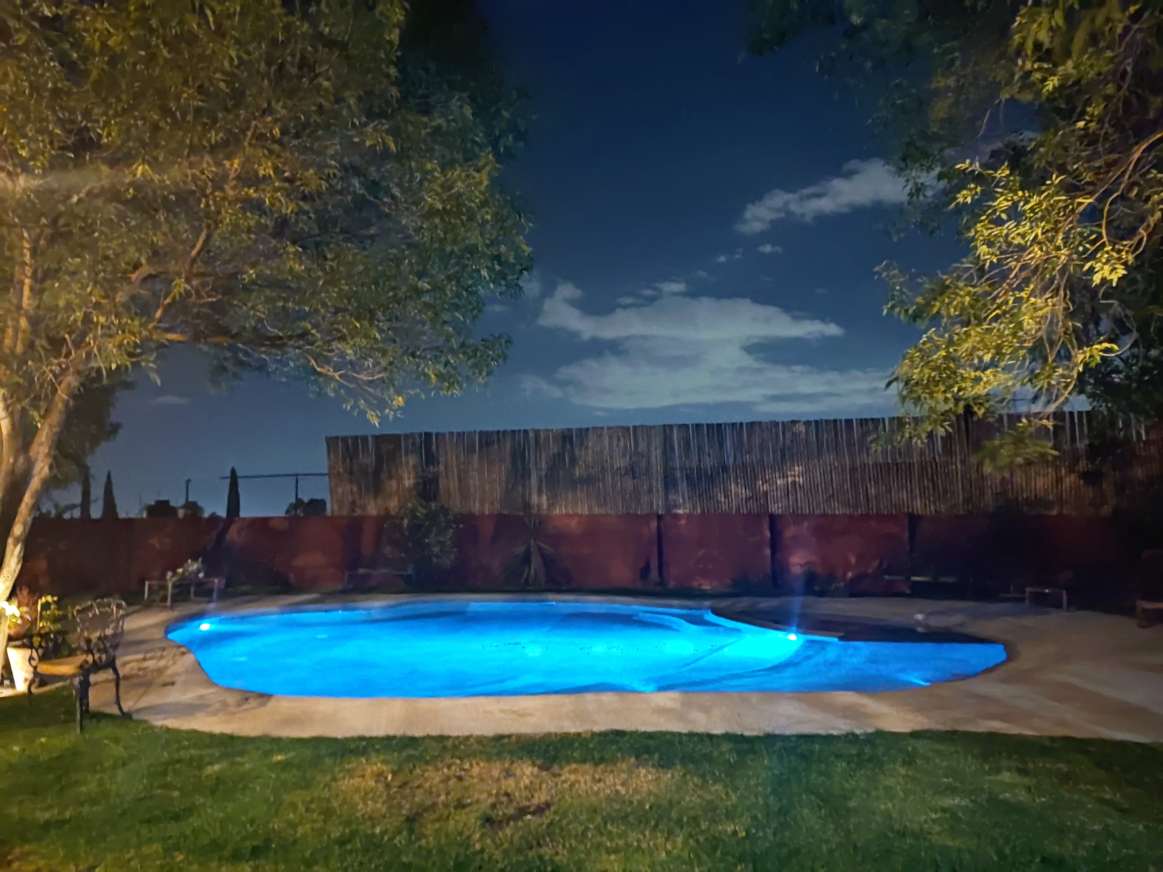 Alberca nocturna con iluminación azul
