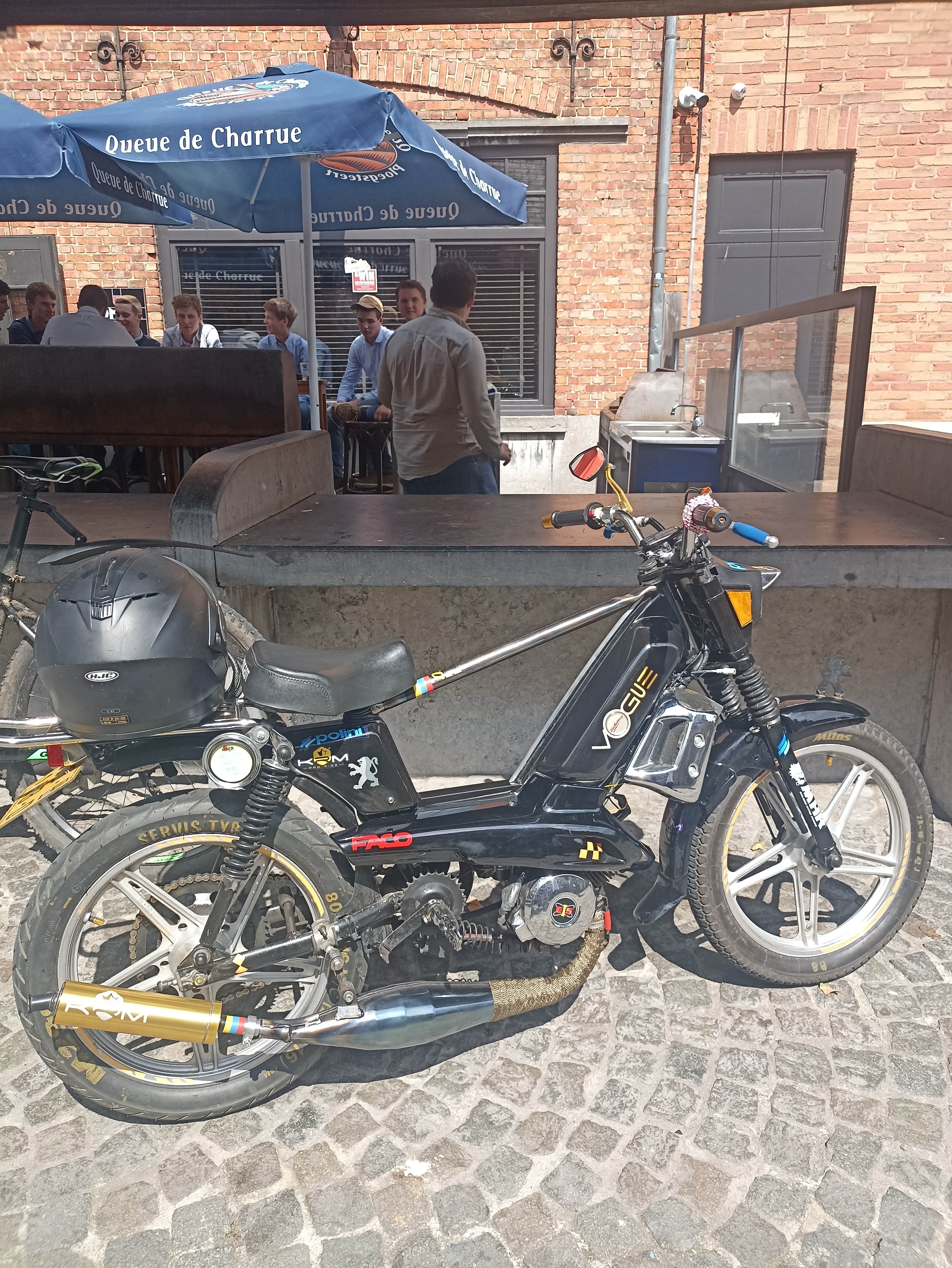 Peugeot 103 Diablo - Cafe scene
