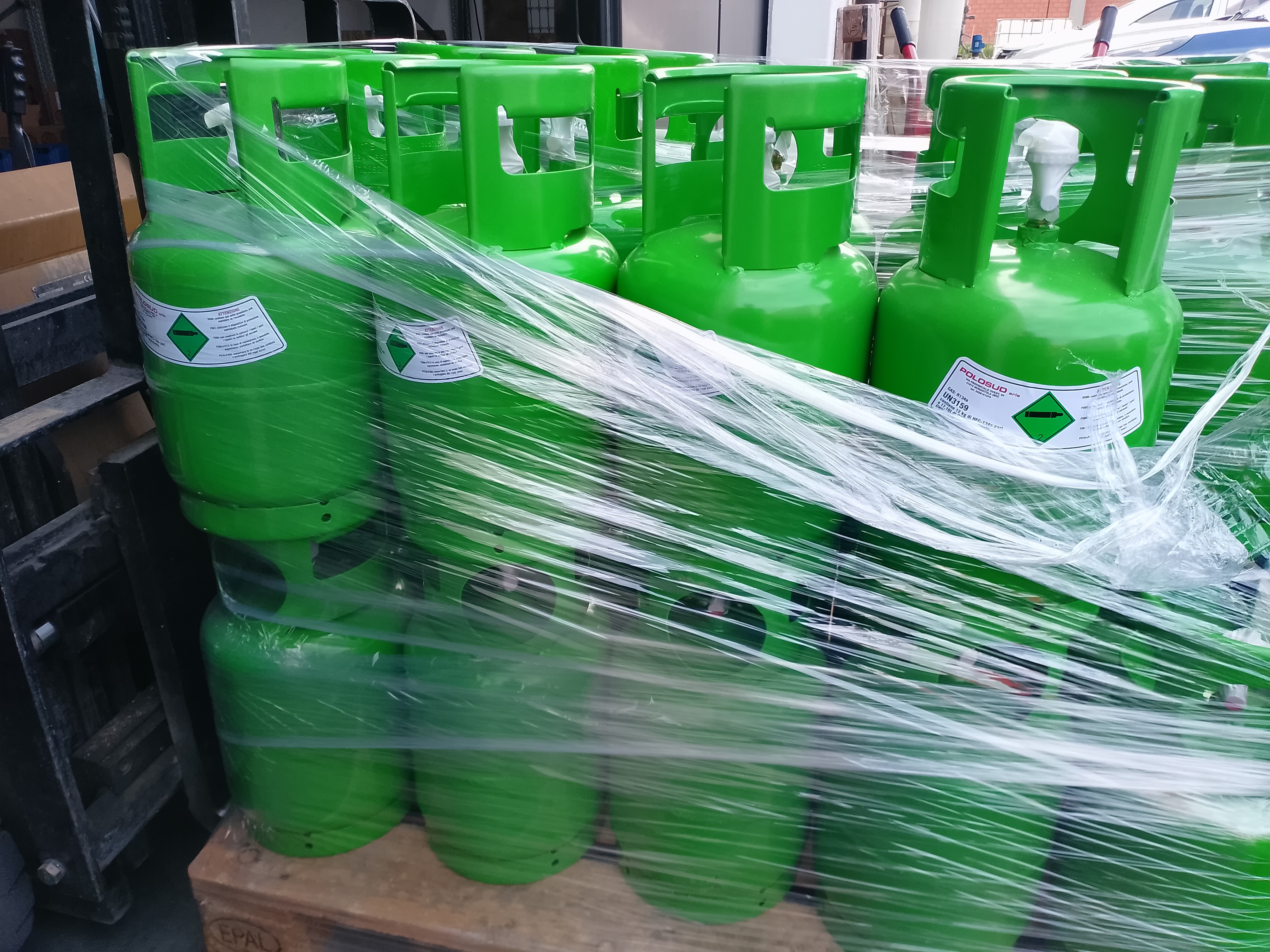 Bombole R134a su bancale pronte per la spedizione