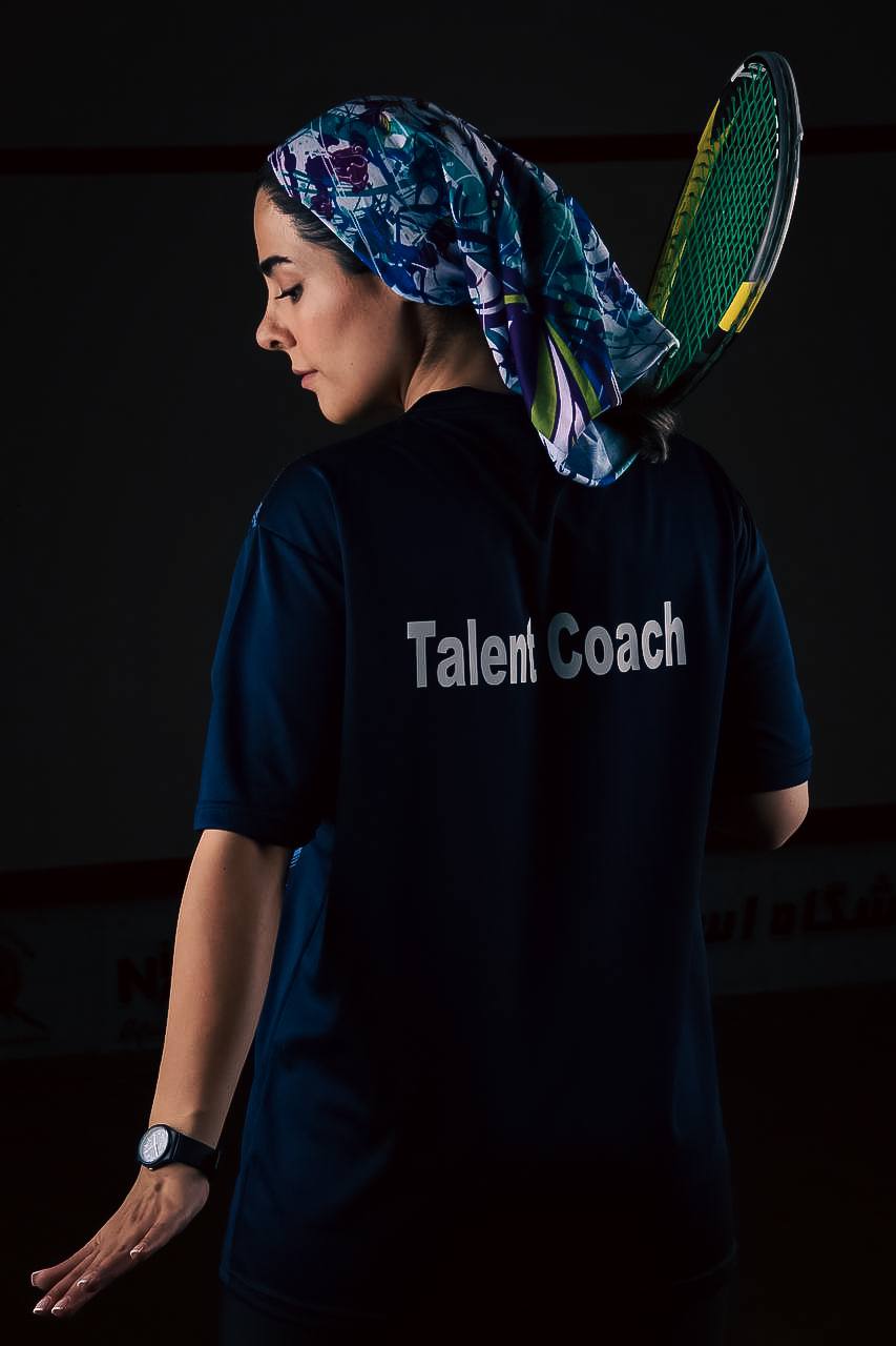نسیم نیکنام با لباس Talent Coach و راکت اسکواش