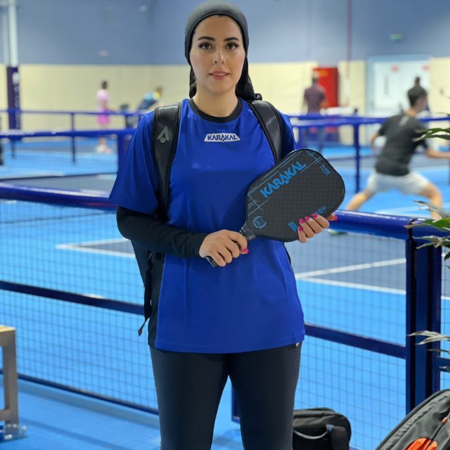 نسیم نیکنام با راکت پیکلبال Karakal