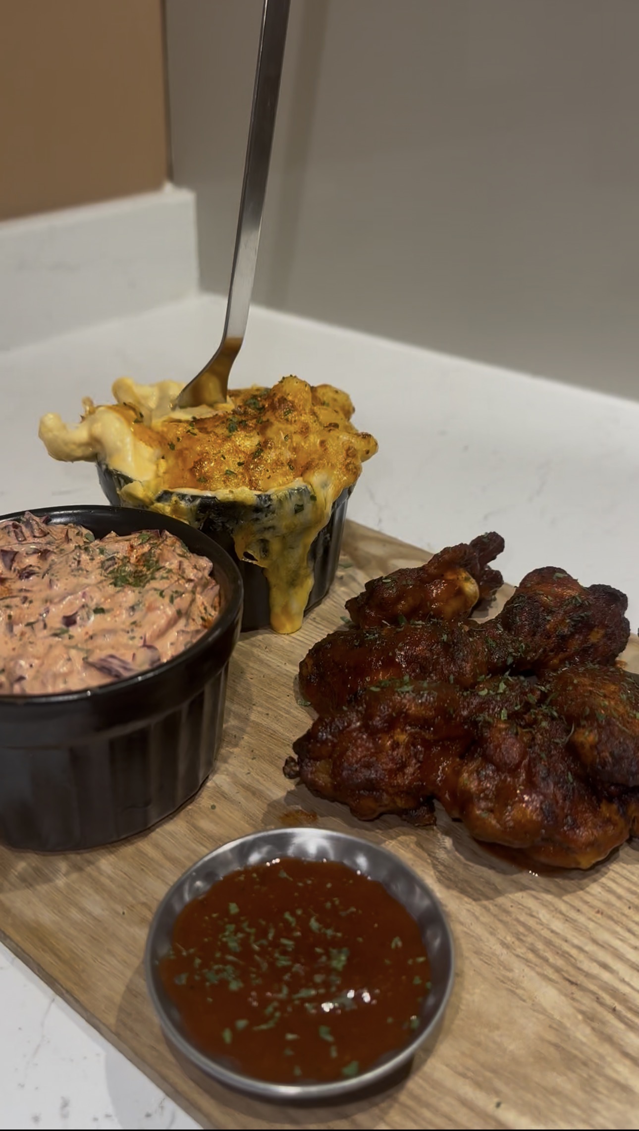 Wings, mac and cheese, coleslaw platter