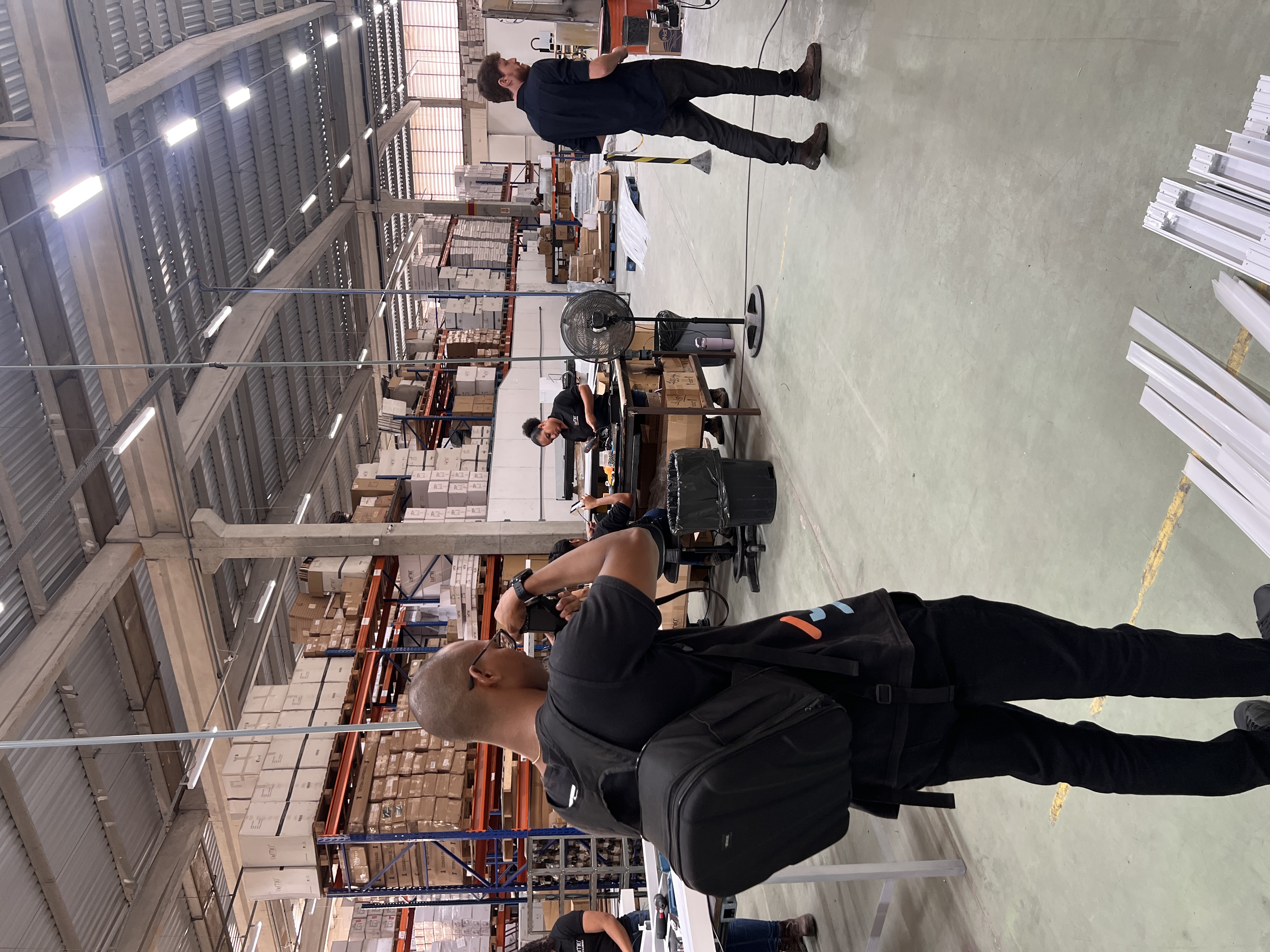 Equipe IT5 filmando dentro de galpão industrial