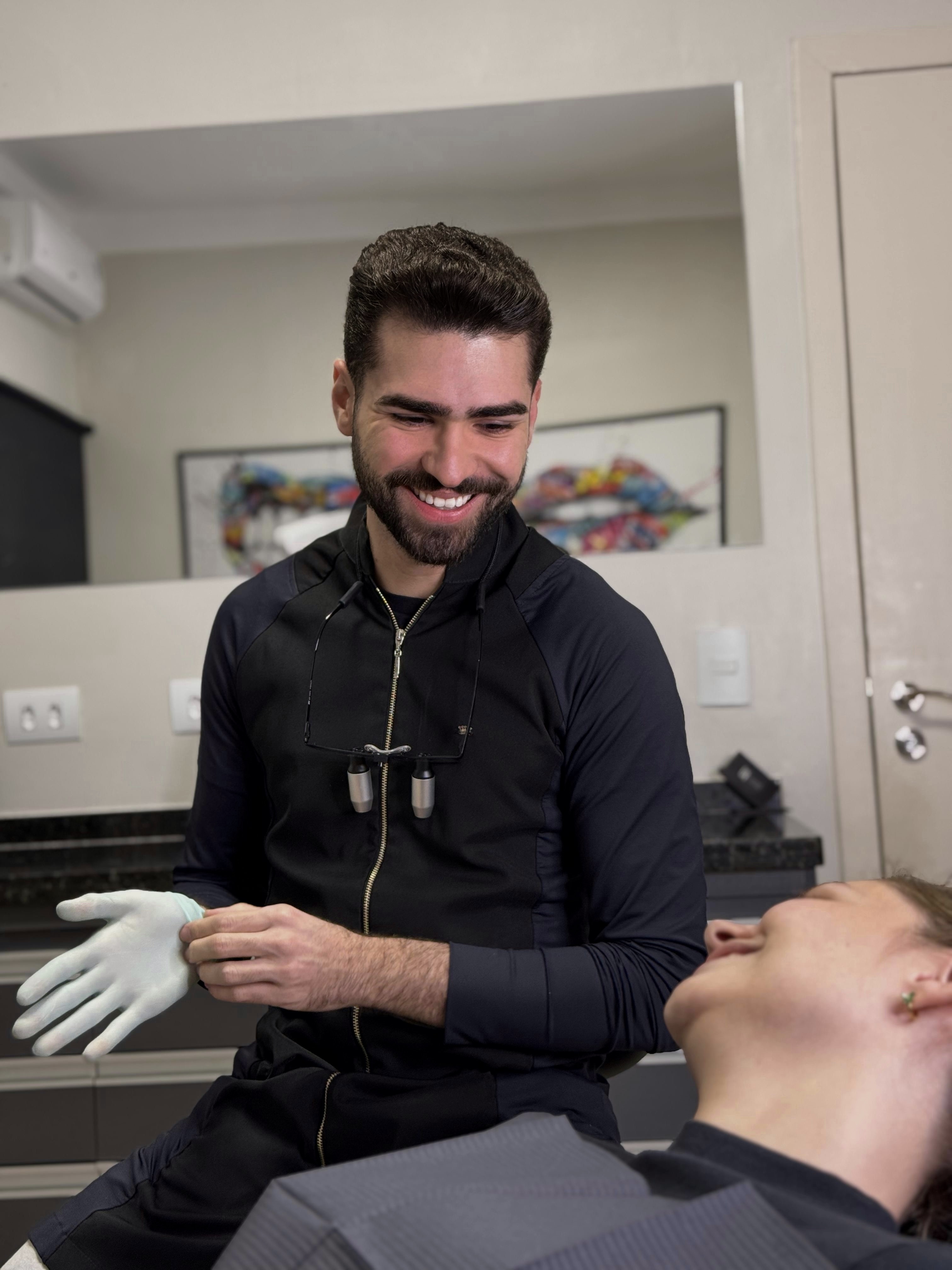 Dr. Lucas Akuri preparando-se para atendimento